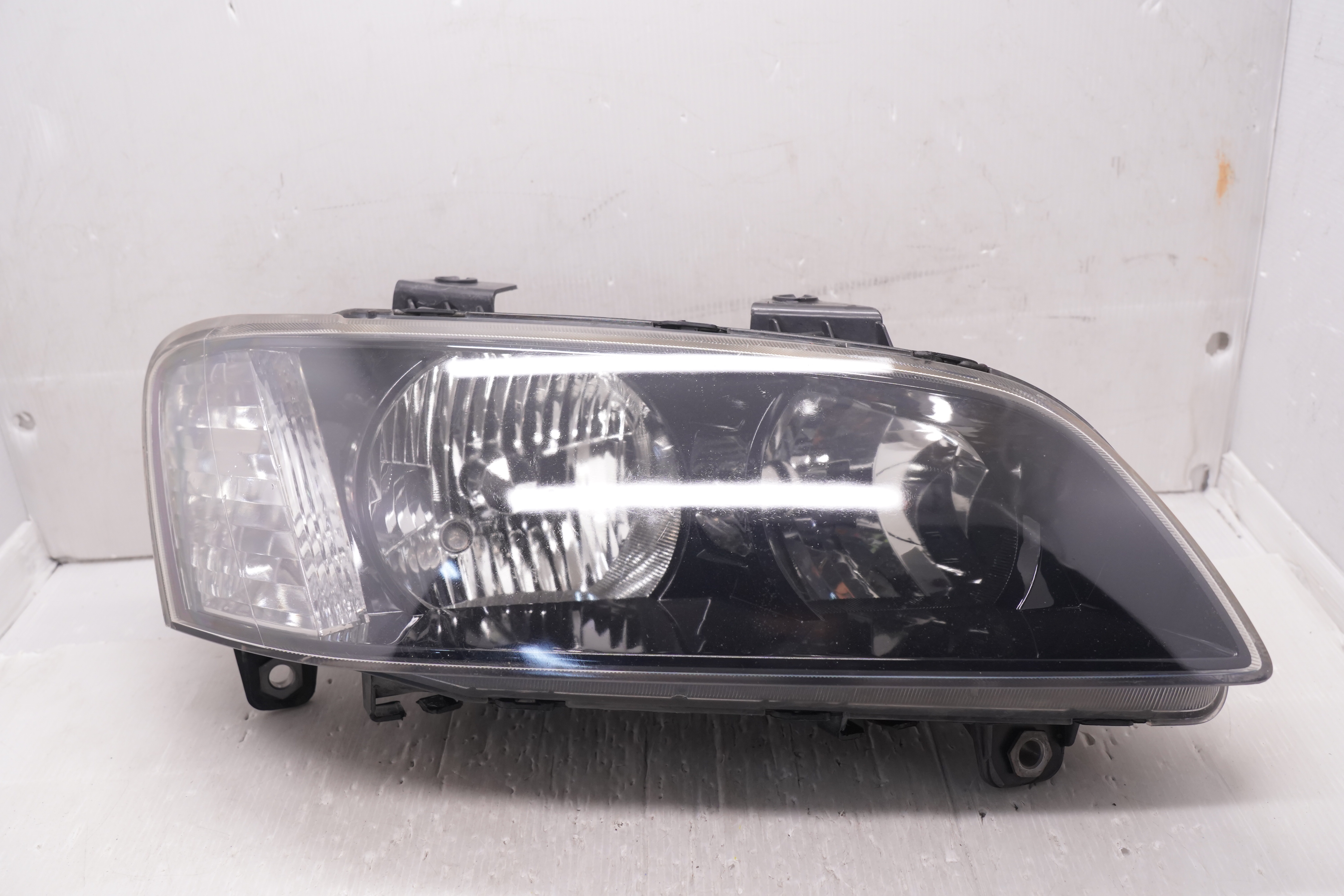 HOLDEN COMMODORE VE SV6 2007-2010 HALOGEN R.H.S HEADLIGHT GNEUINE