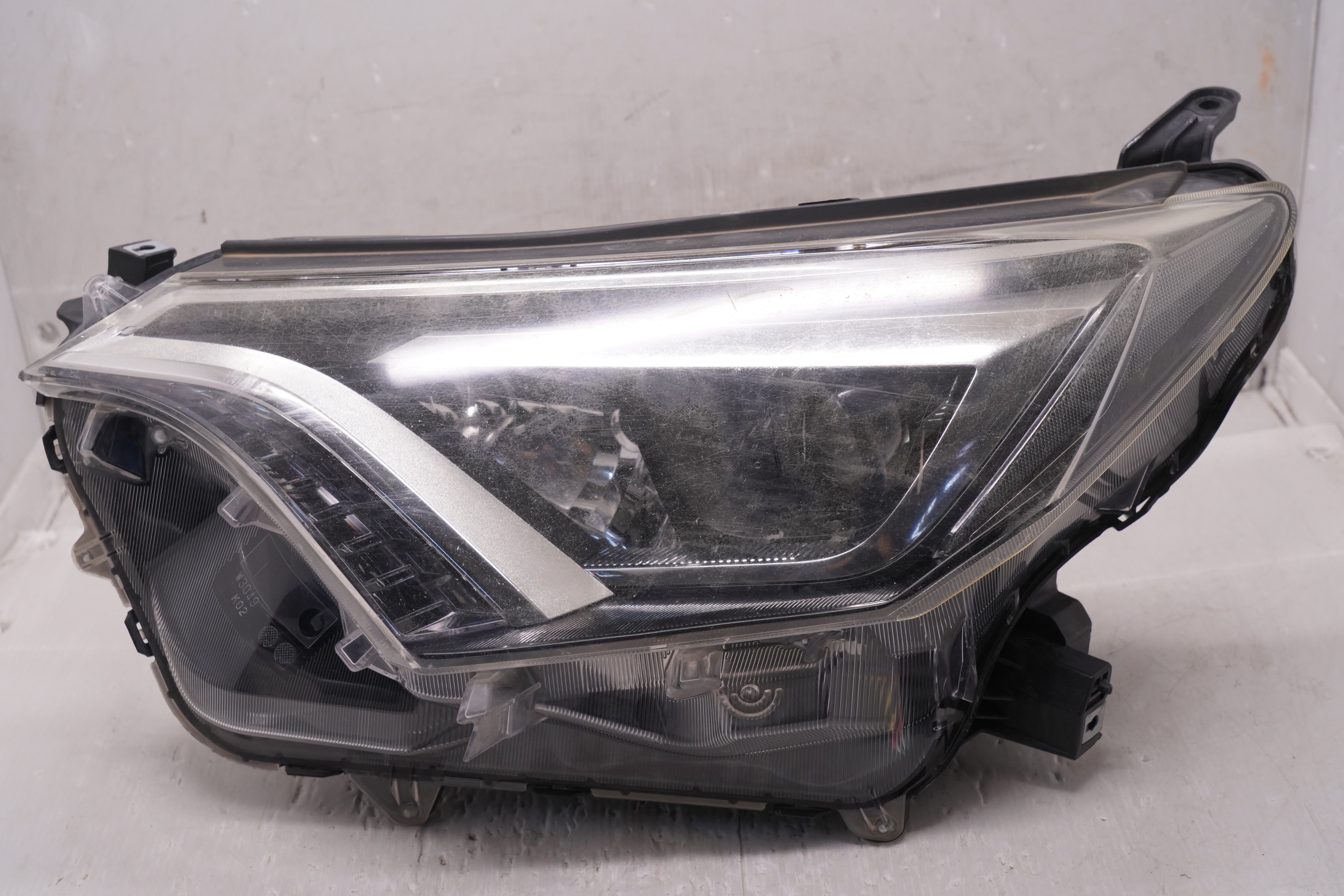 TOYOTA RAV4 2016-2019 L.H.S HEADLIGHT GENUINE