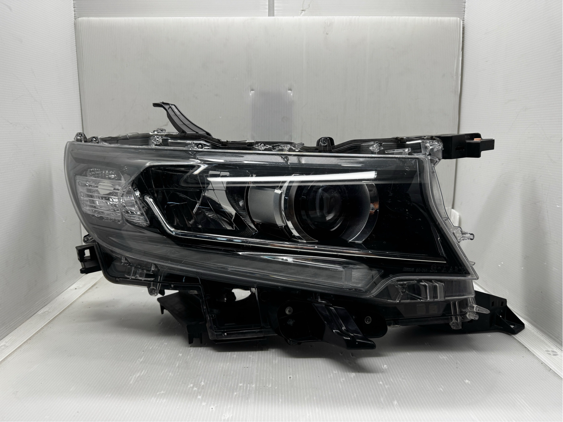 TOYOTA LANDCRUISER PRADO 150 GDJ150R 2018-2022 LED R.H.S HEADLIGHT GENUINE