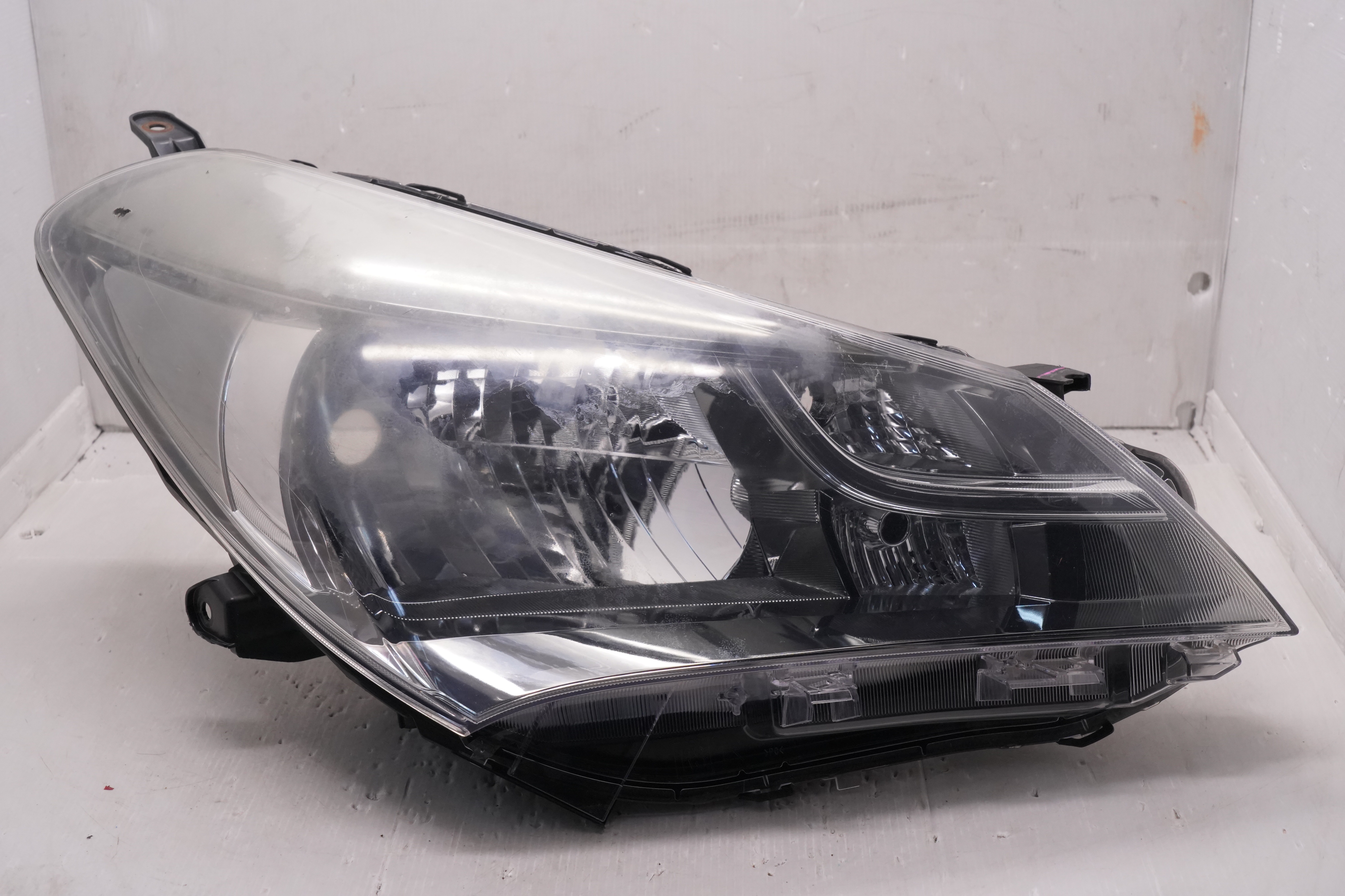 TOYOTA YARIS NCP130R 2014-2016 HALOGEN R.H.S HEADLIGHT GENUINE