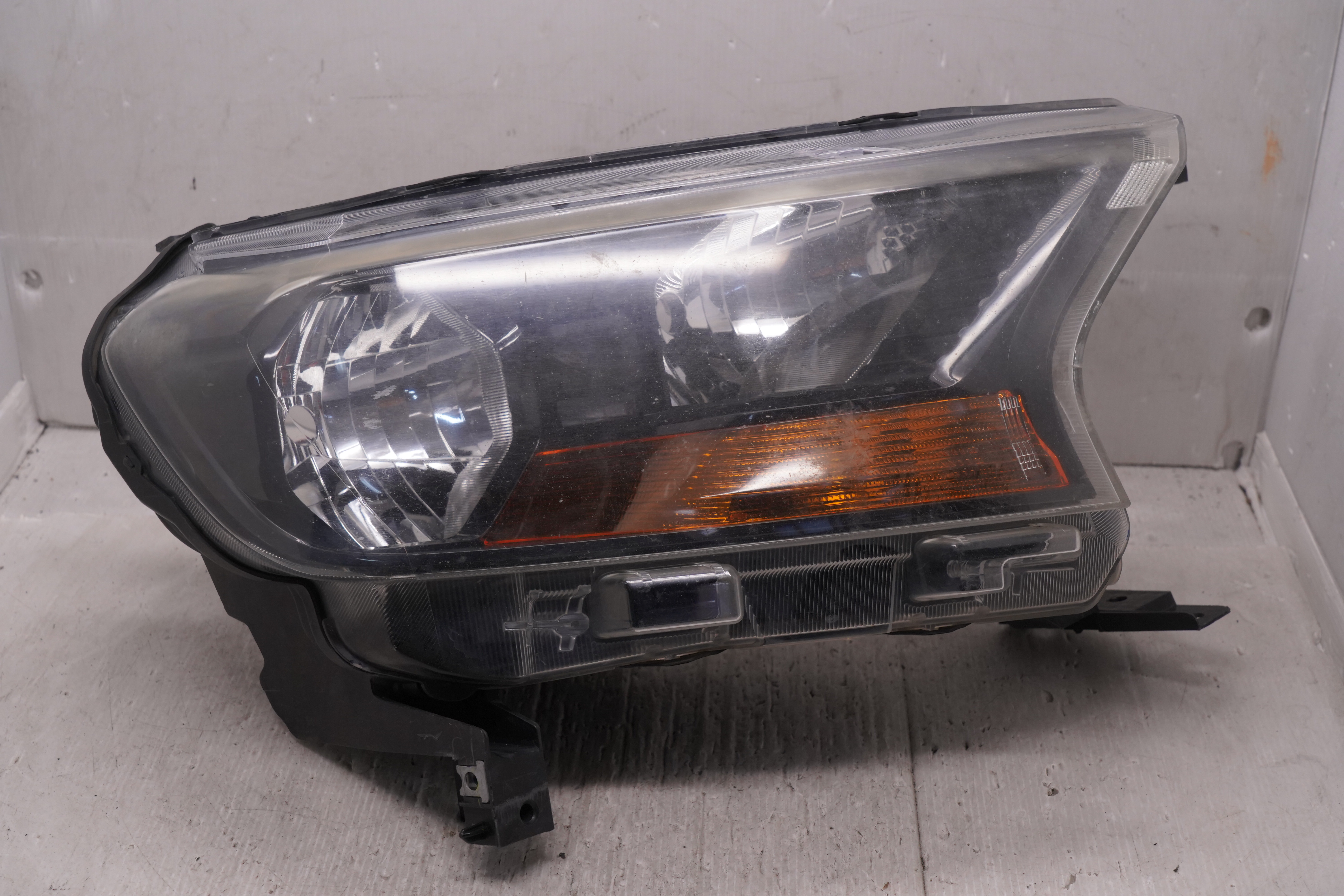 FORD EVEREST RANGER 2015-2019 HALOGEN R.H.S HEADLIGHT GENUINE