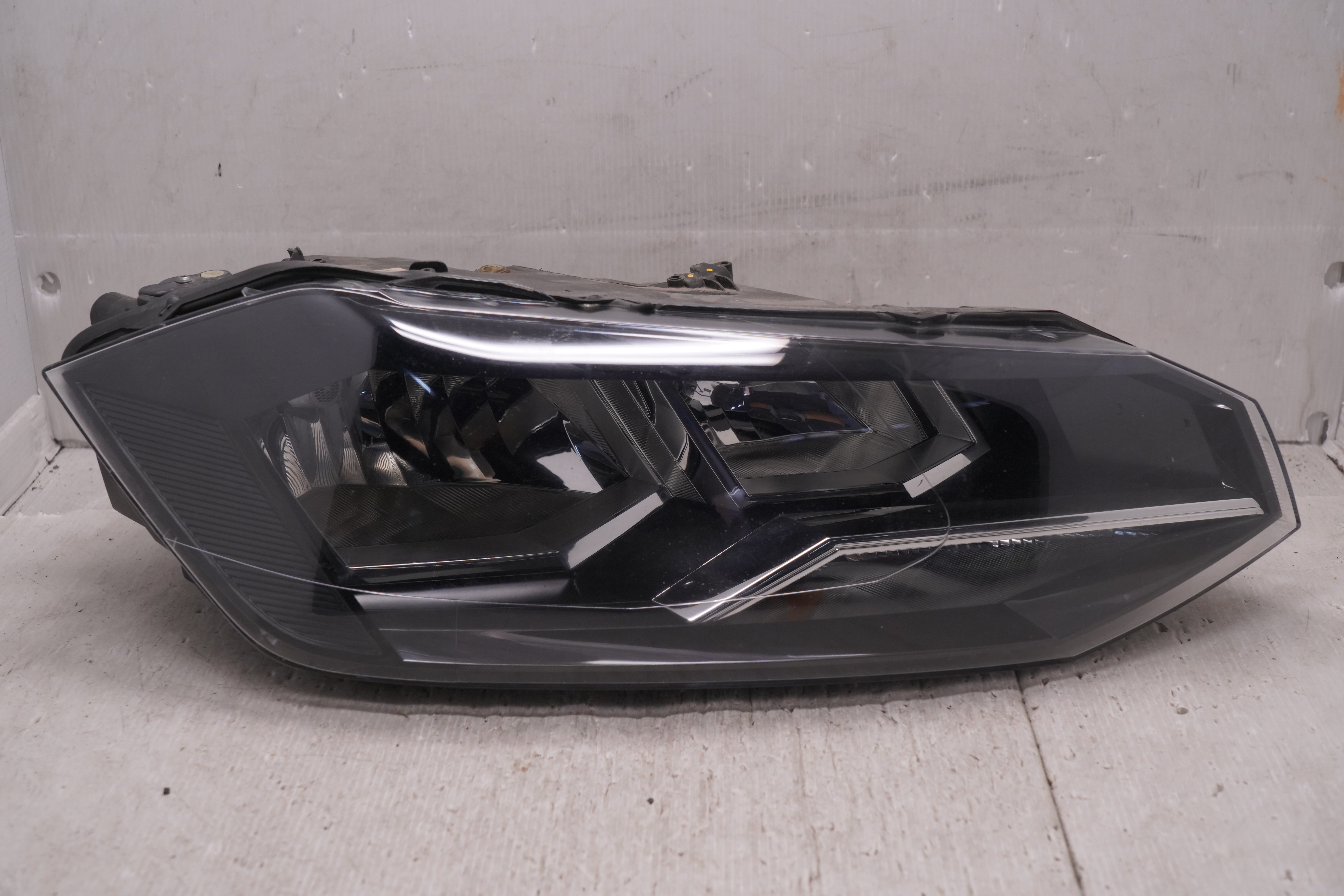 VOLKSWAGEN POLO MK6 2019-2021 HALOGEN R.H.S HEADLIGHT GENUINE