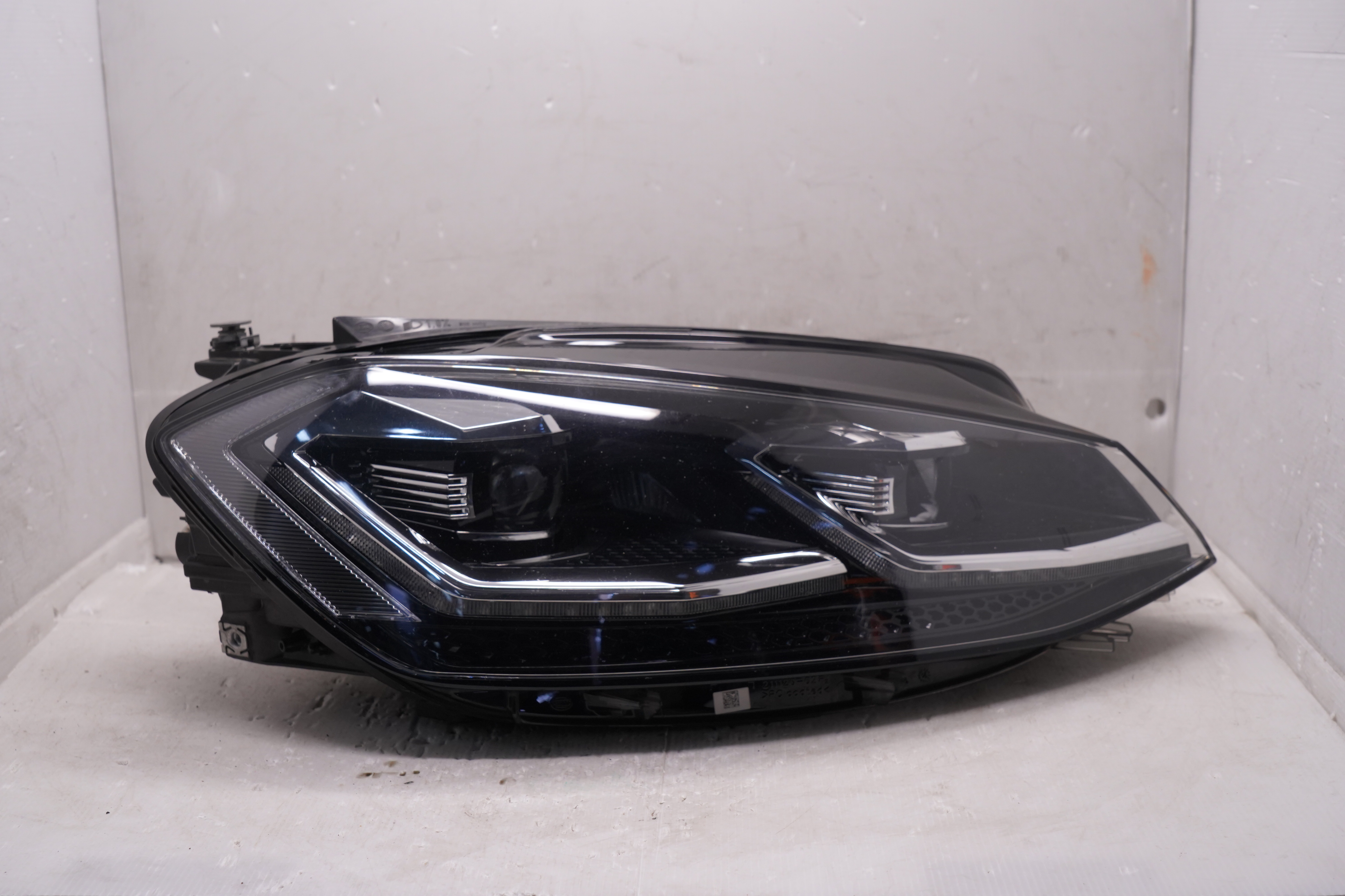 VOLKSWAGEN GOLF 2017-2019 LED R.H.S HEADLIGHT GENUINE