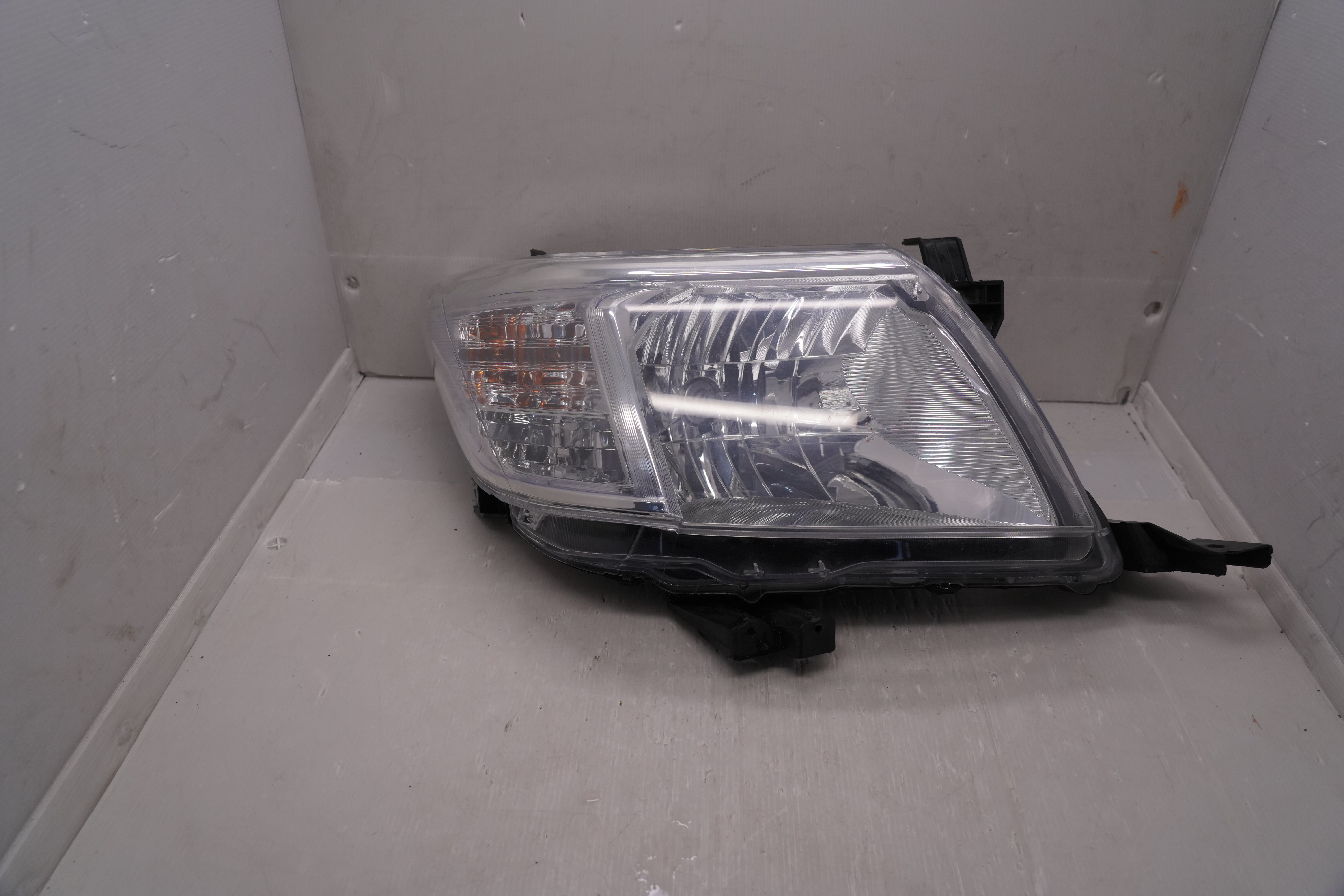 TOYOTA HILUX VIGO 2011-2014 HALOGEN R.H.S HEADLIGHT GENUINE