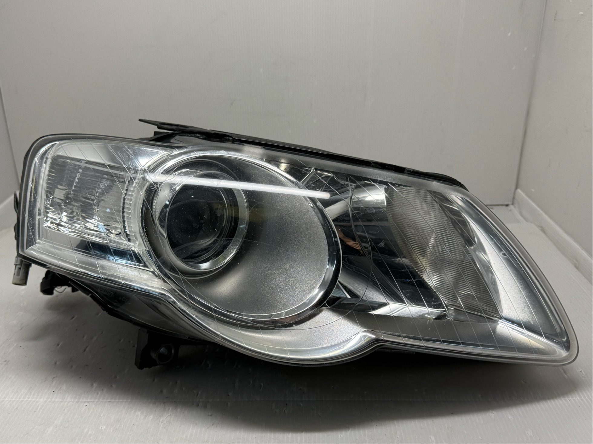 VOLKSWAGEN PASSAT B6 HALOGEN R.H.S HEADLIGHT GENUINE