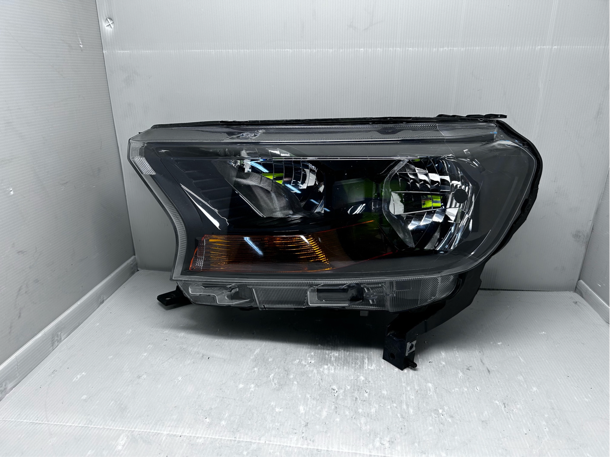 FORD EVEREST RANGER 2015-2019 HALOGEN L.H.S HEADLIGHT GENUINE