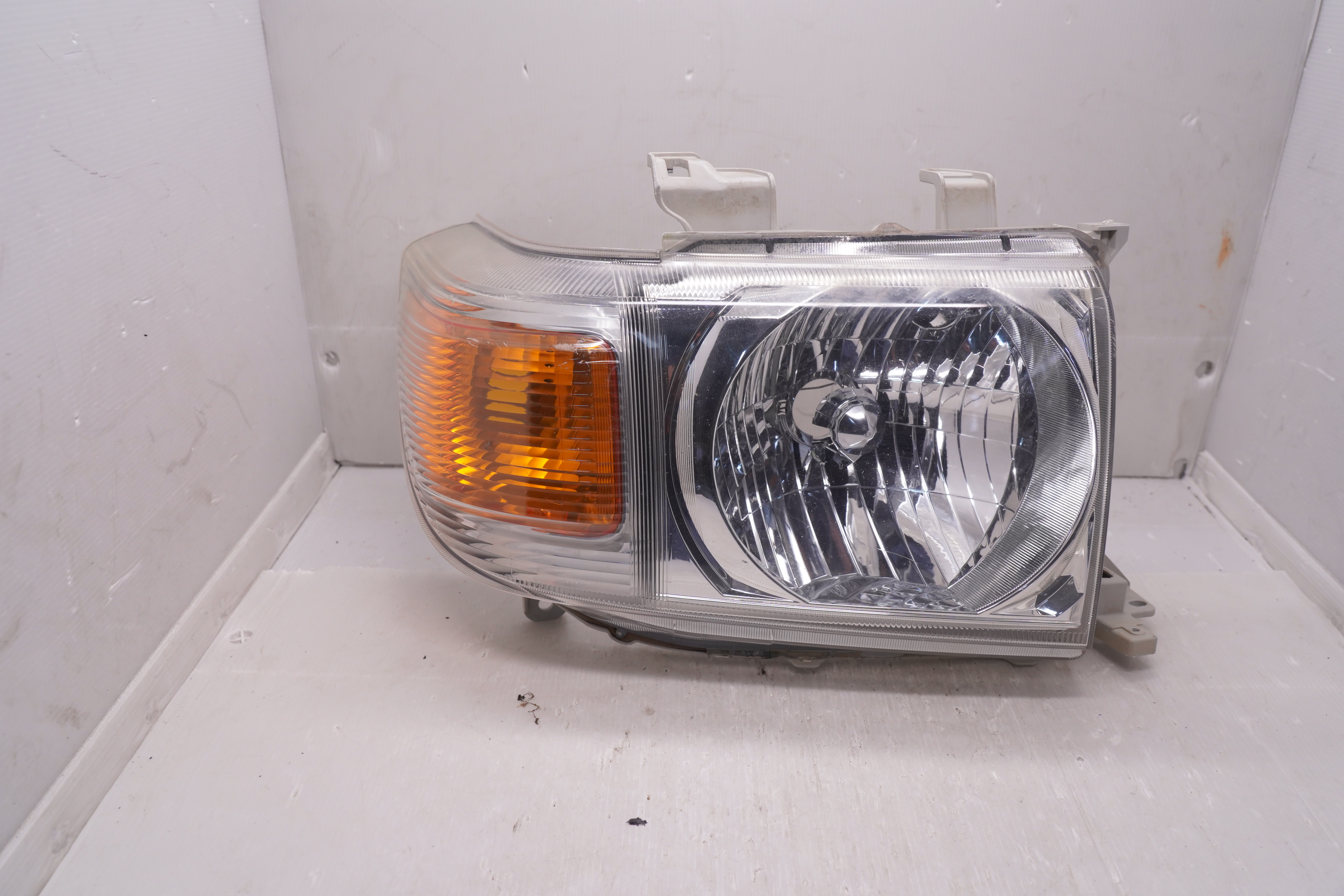 TOYOTA LANDCRUISER 70 SERIES VDJ76R 2006-2008 HALOGEN R.H.S HEADLIGHT GENUINE