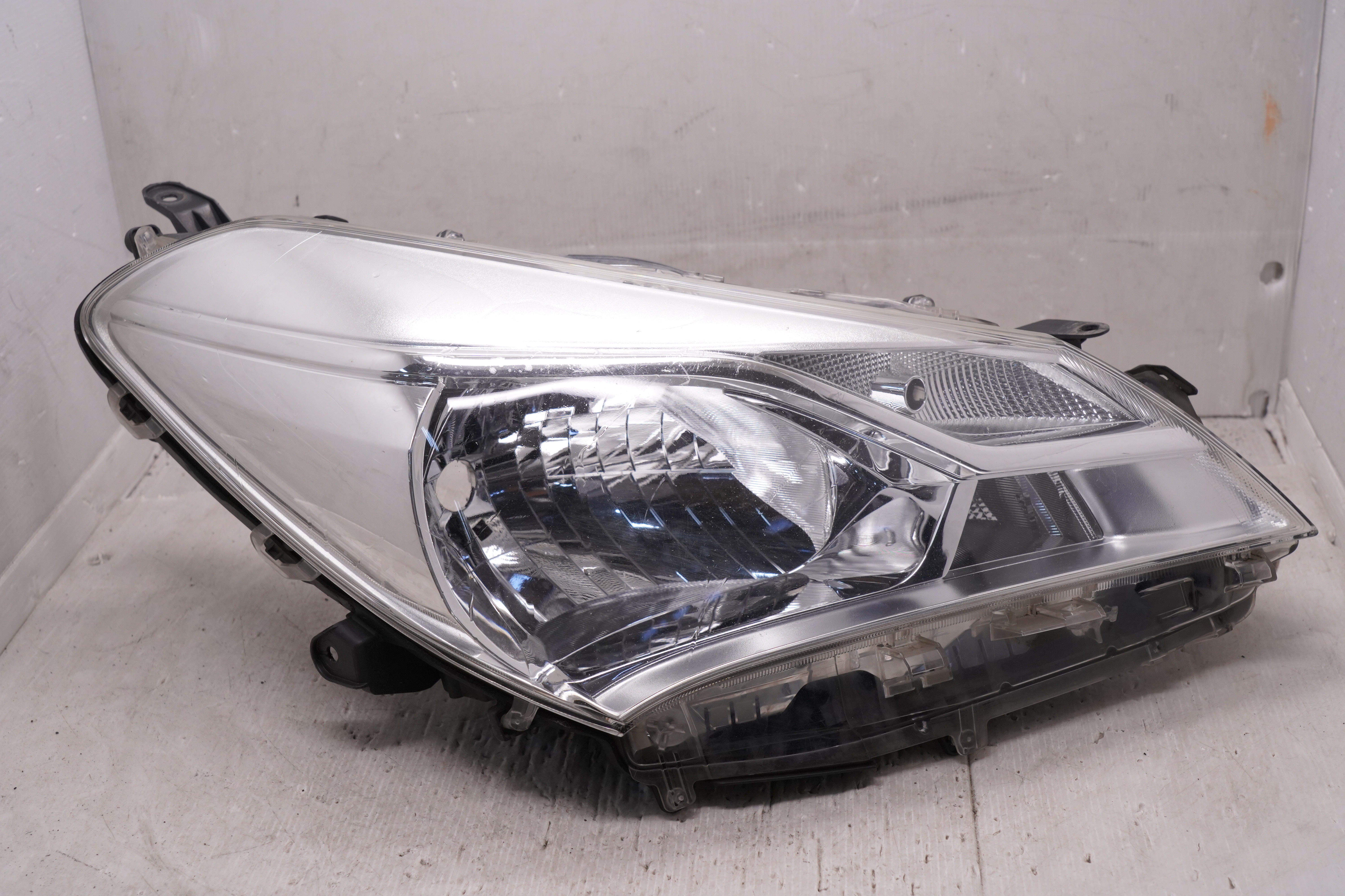 TOYOTA YARIS VITZ NSP130 2017-2019 HALOGEN R.H.S HEADLIGHT GENUINE