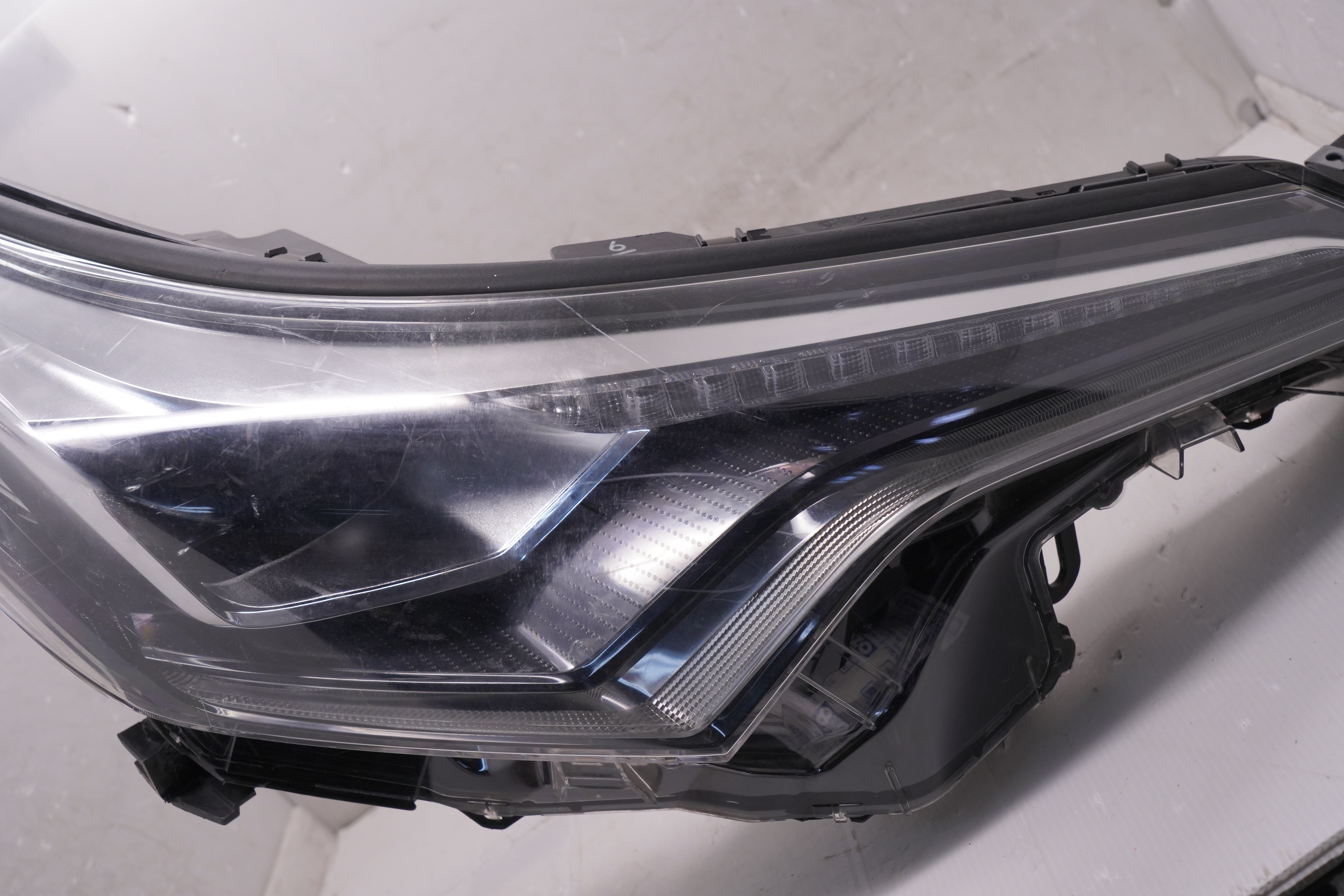 TOYOTA C-HR 2016-2019 LED R.H.S HEADLIGHT GENUINE