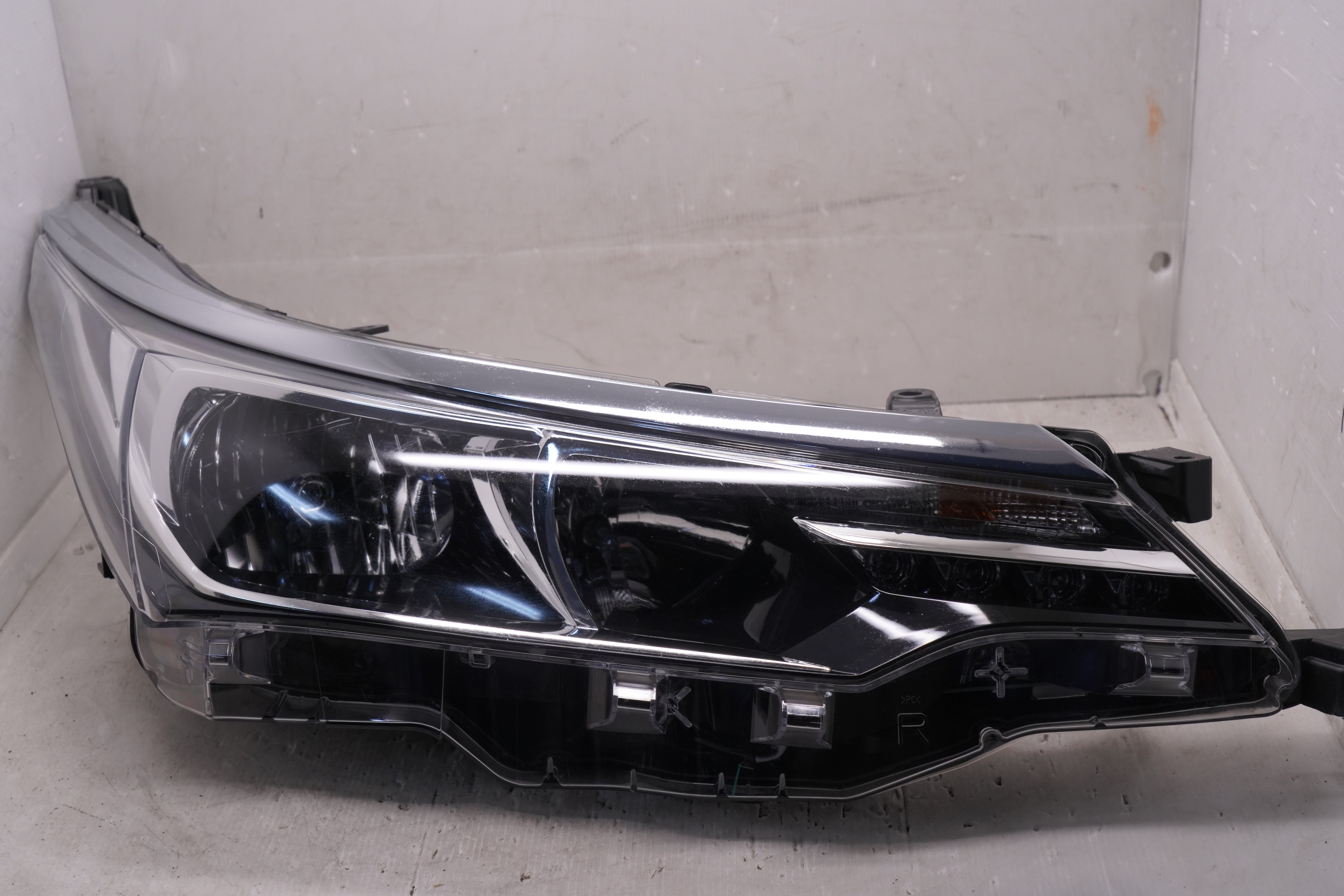 TOYOTA COROLLA 2017-2018 HALOGEN R.H.S HEADLIGHT GENUINE