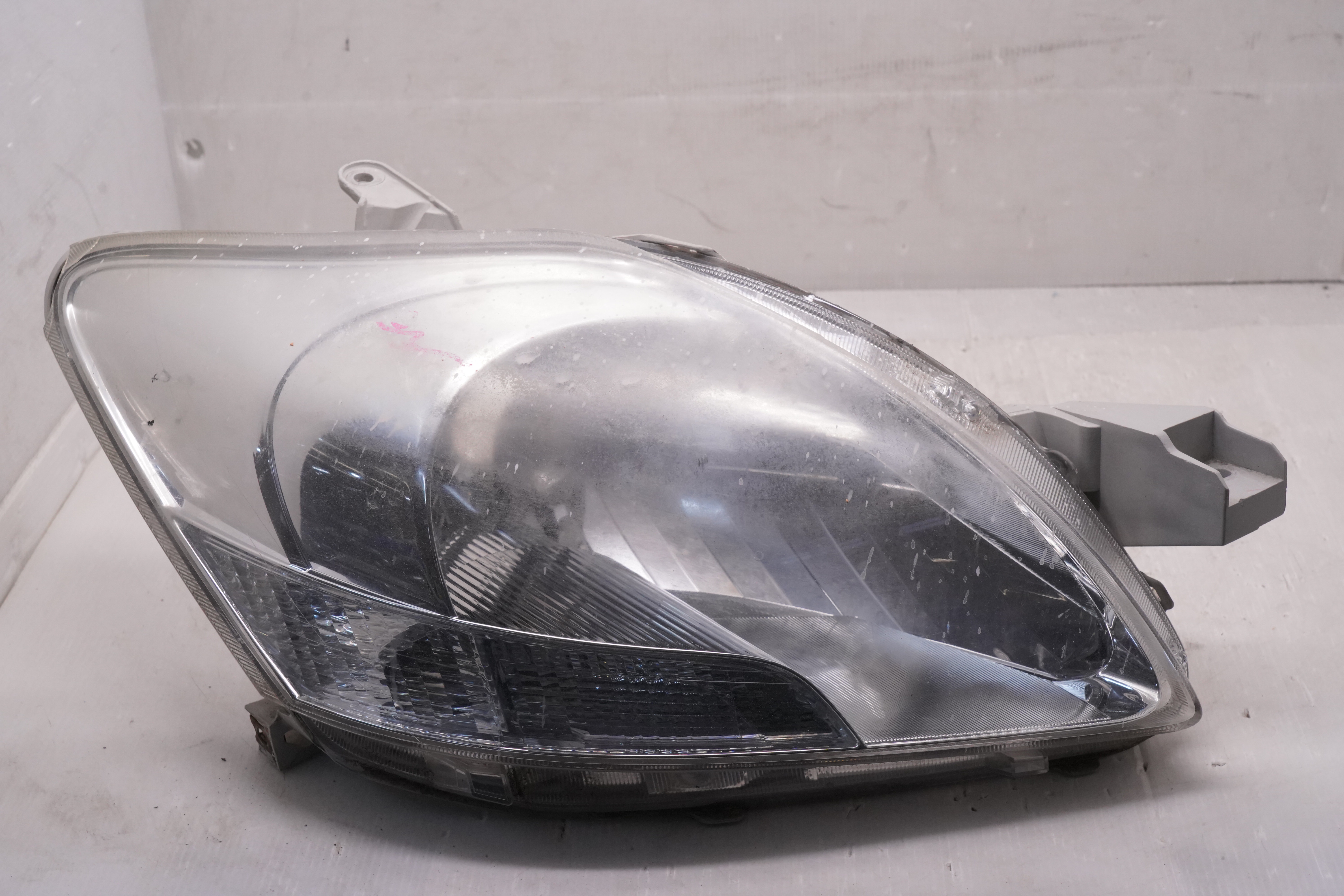 TOYOTA YARIS 2008-2012 HALOGEN R.H.S HEADLIGHT GENUINE