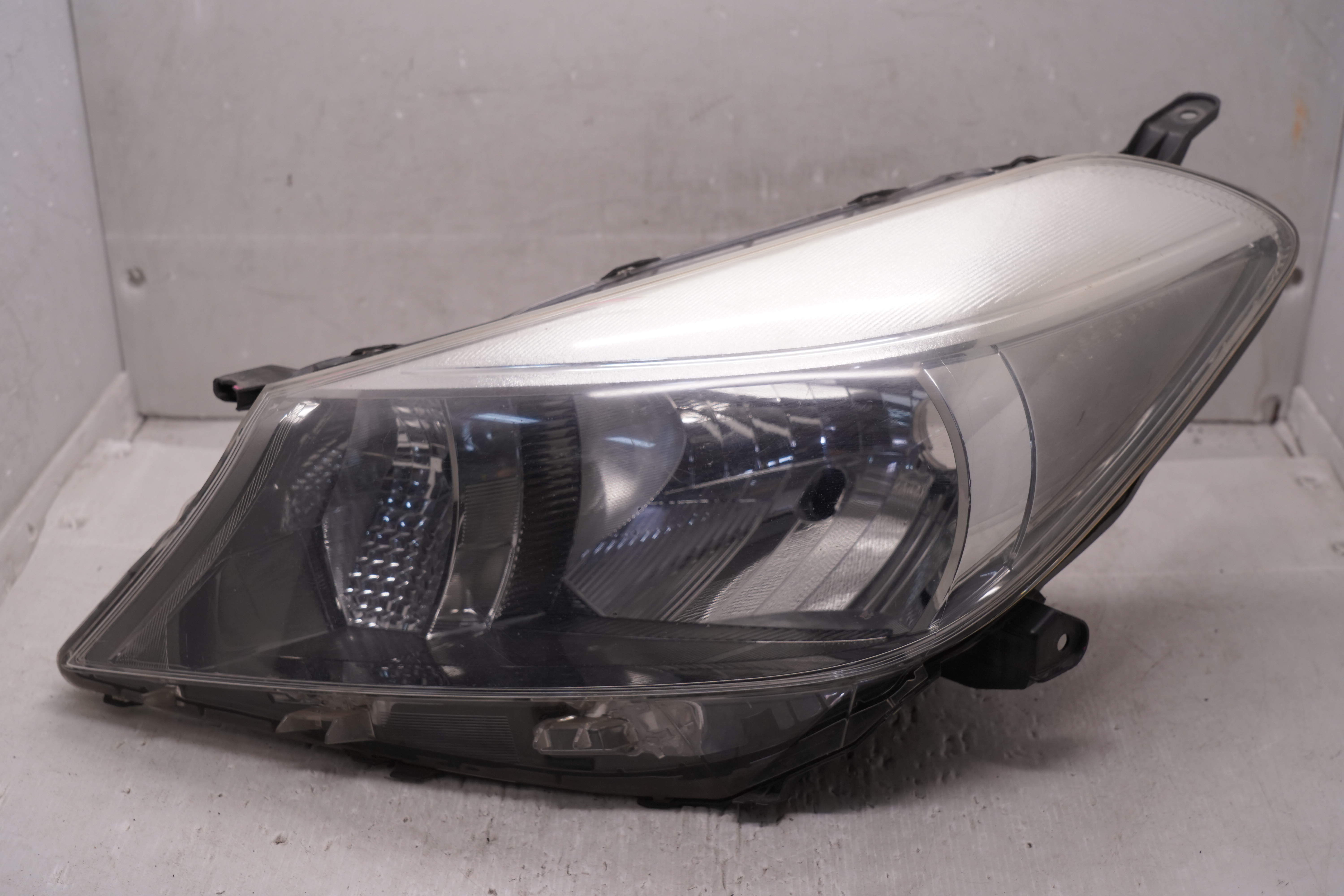 TOYOTA YARIS VITZ NSP130 2011-2013 HALOGEN L.H.S HEADLIGHT GENUINE