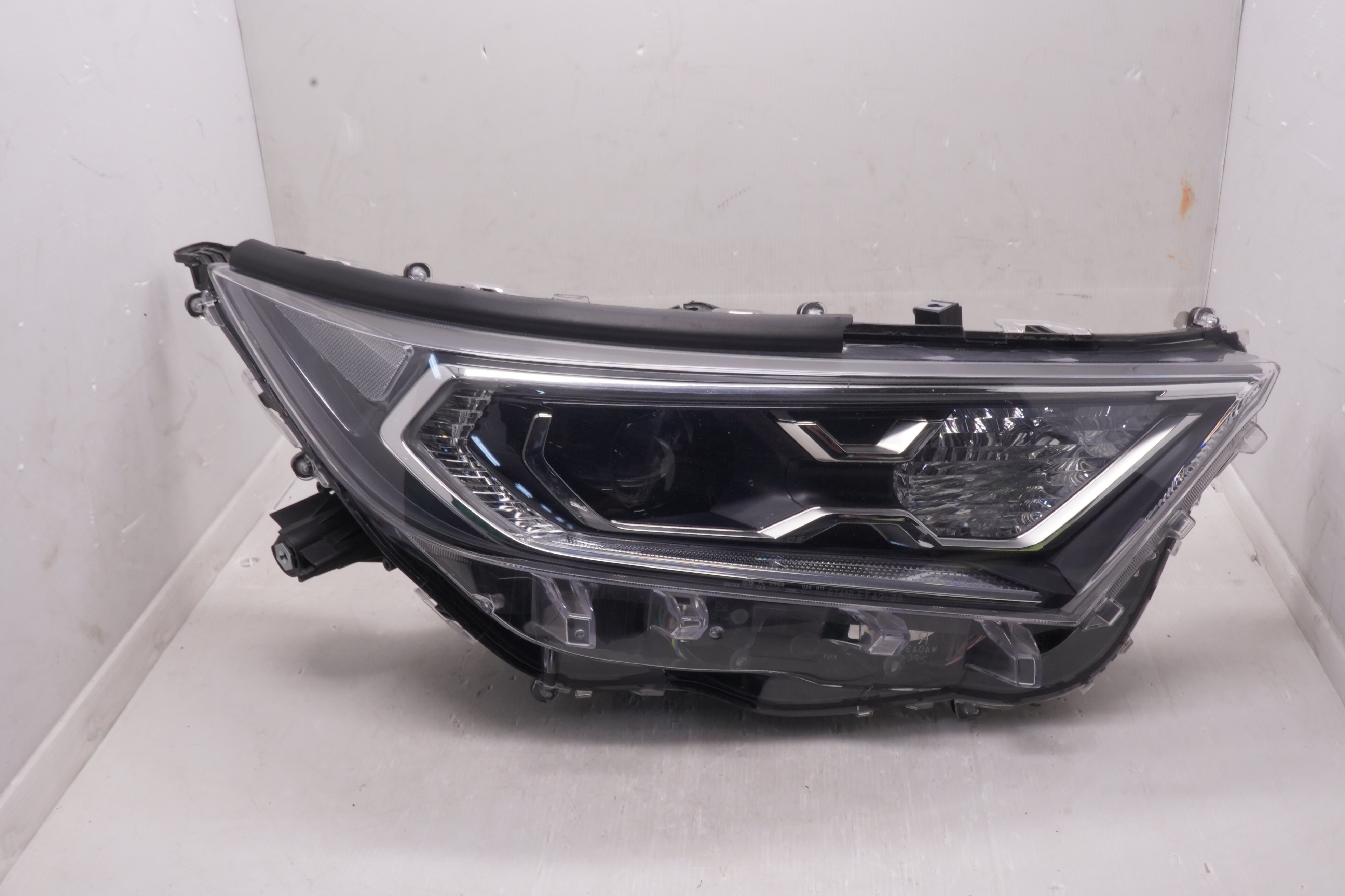 TOYOTA RAV4 V XA50 2019-2021 LENS LED R.H.S HEADLIGHT GENUINE
