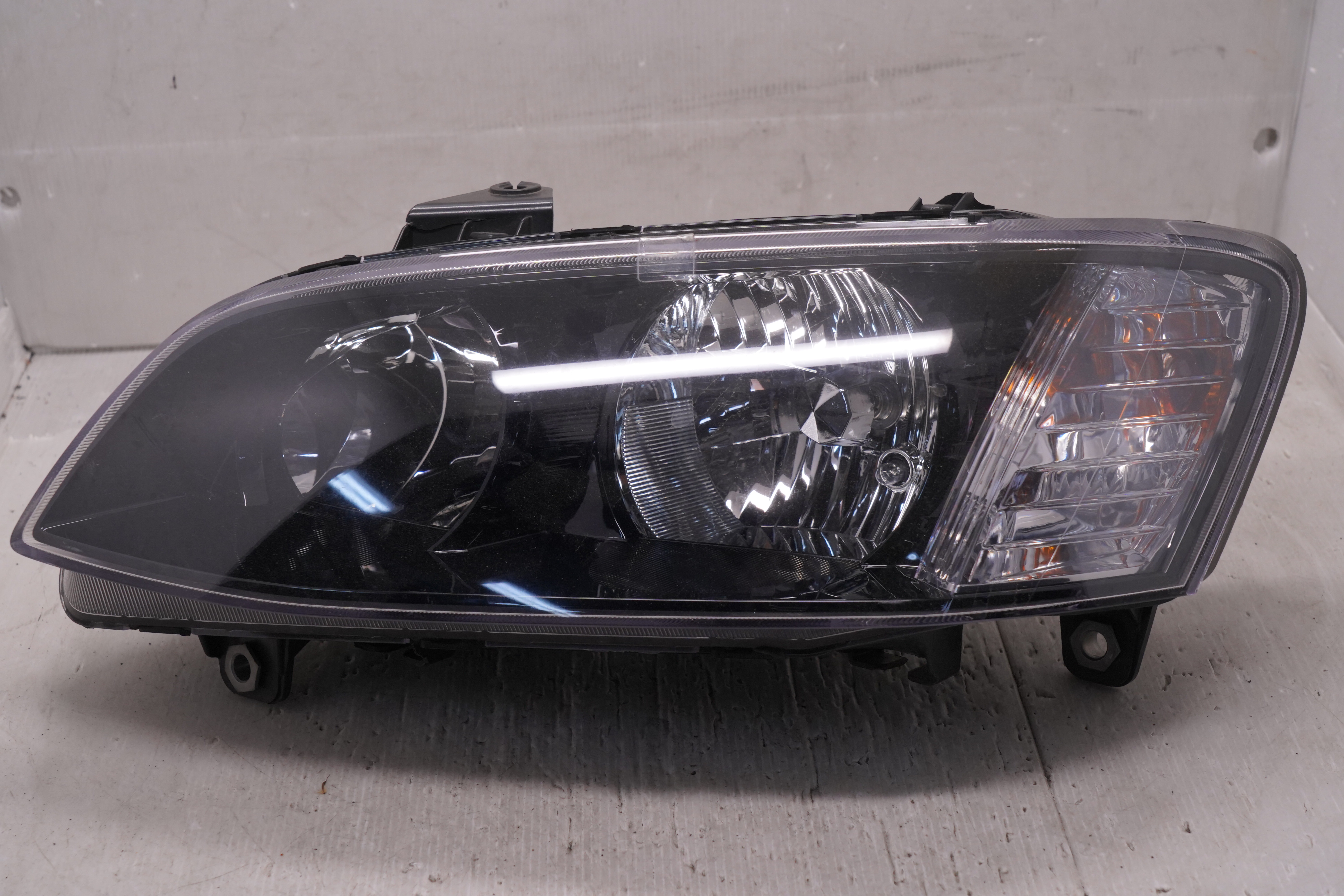 HOLDEN COMMODORE SV6 VE 2007-2010 HALOGEN L.H.S HEADLIGHT GENUINE