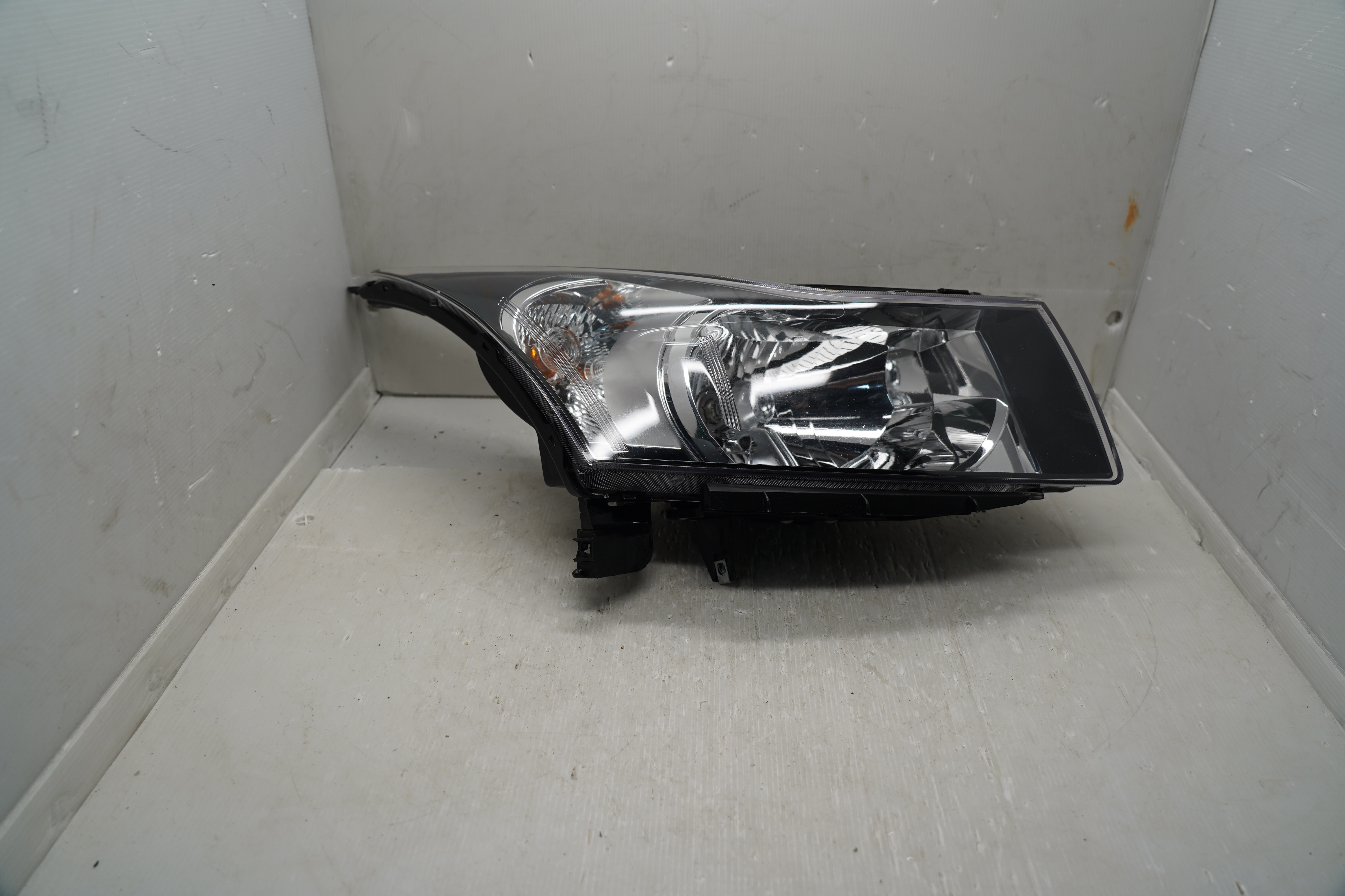 Holden CRUZE 2011-2016 R.H.S HEADLIGHT GENUINE