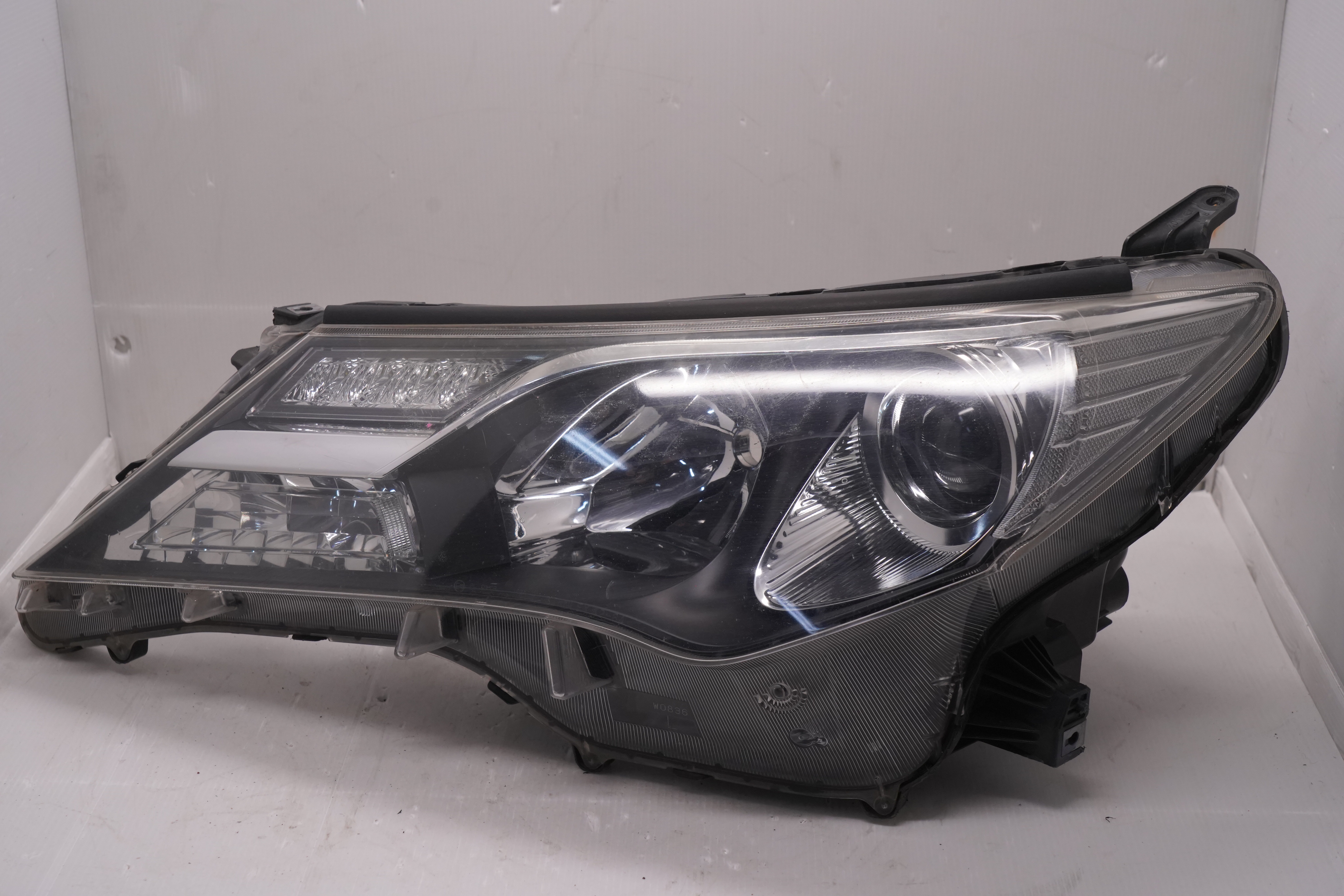 TOYOTA RAV4 IV XA40 2013-2015 XENON L.H.S HEADLIGHT GENUINE