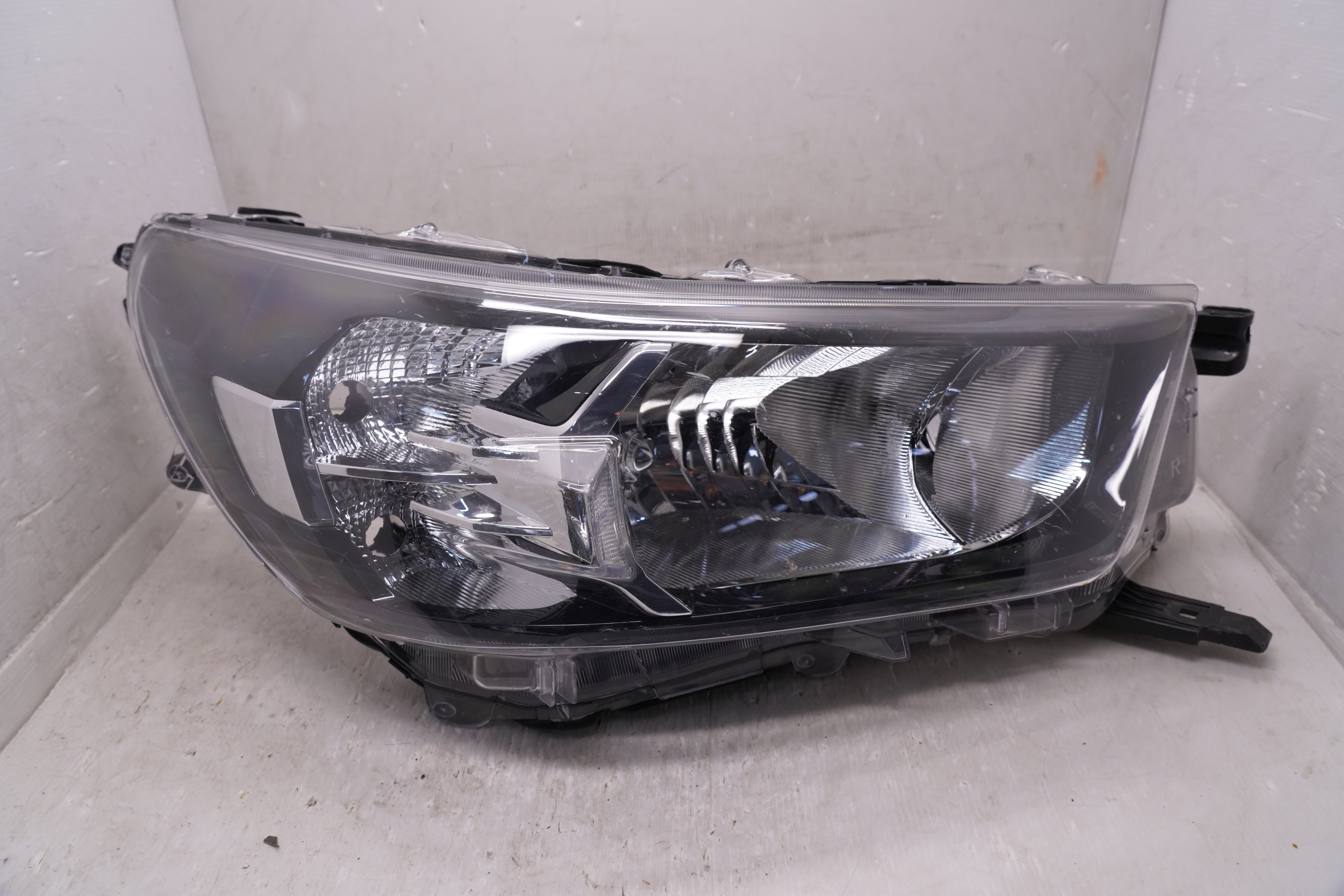 TOYOTA HILUX REVO 2020-2023 HALOGEN R.H.S HEADLIGHT GENUINE