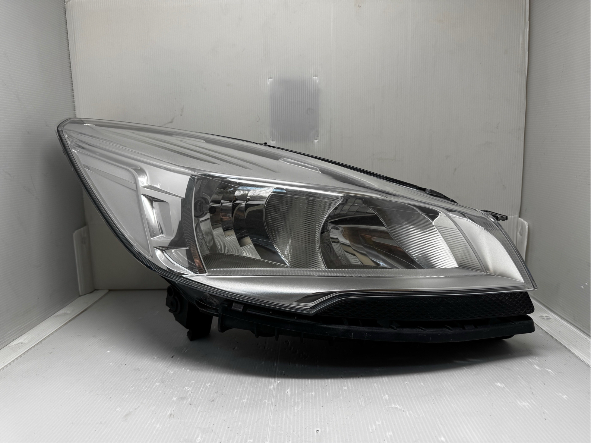 Ford ESCAPE(KUGA) 2013-2016 HALOGEN R.H.S HEADLIGHT GENUINE