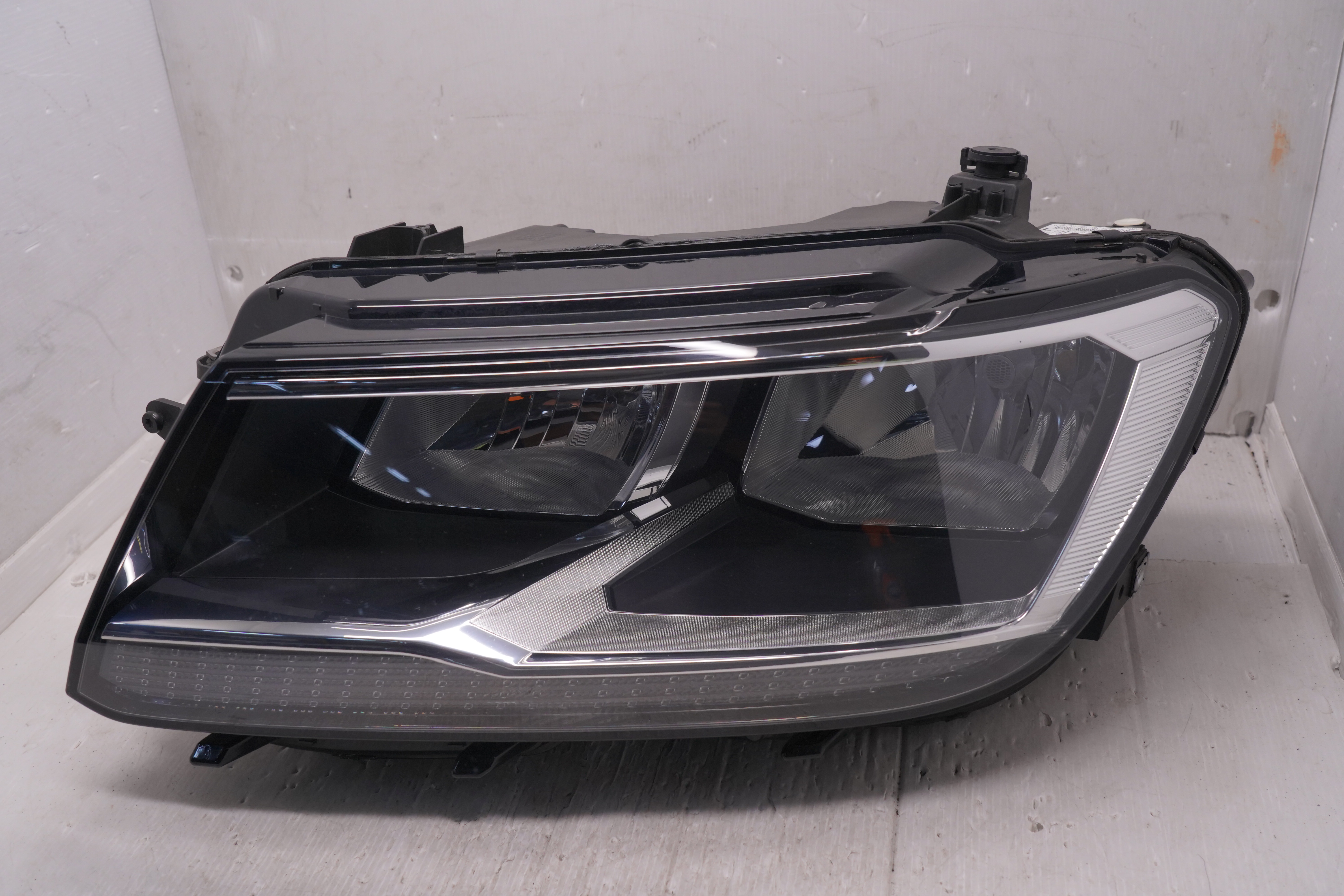 VOLKSWAGEN TIGUAN 2018-2020 HALOGEN L.H.S HEADLIGHT GENUINE