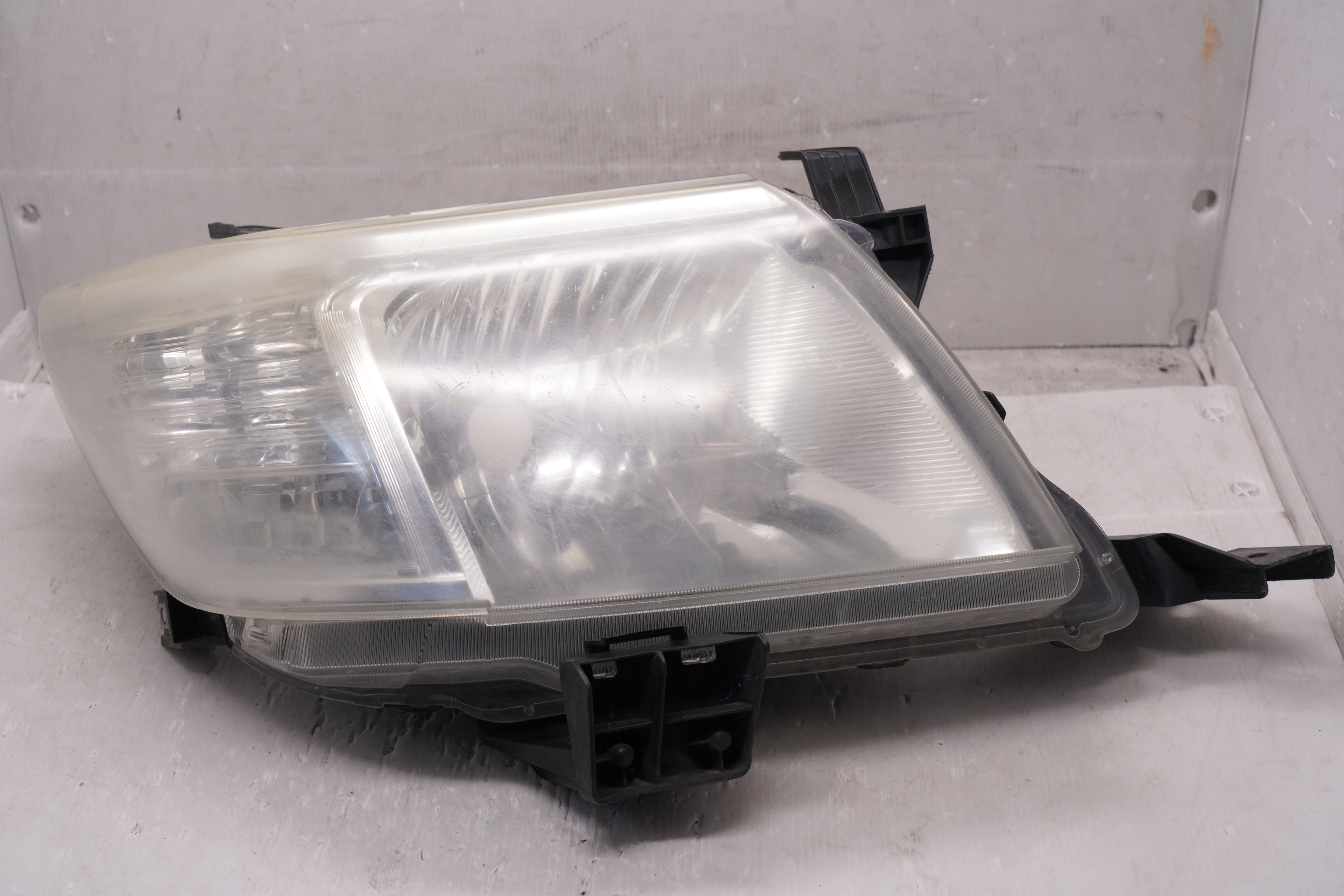TOYOTA HILUX VIGO 2011-2014 HALOGEN R.H.S HEADLIGHT GENUINE