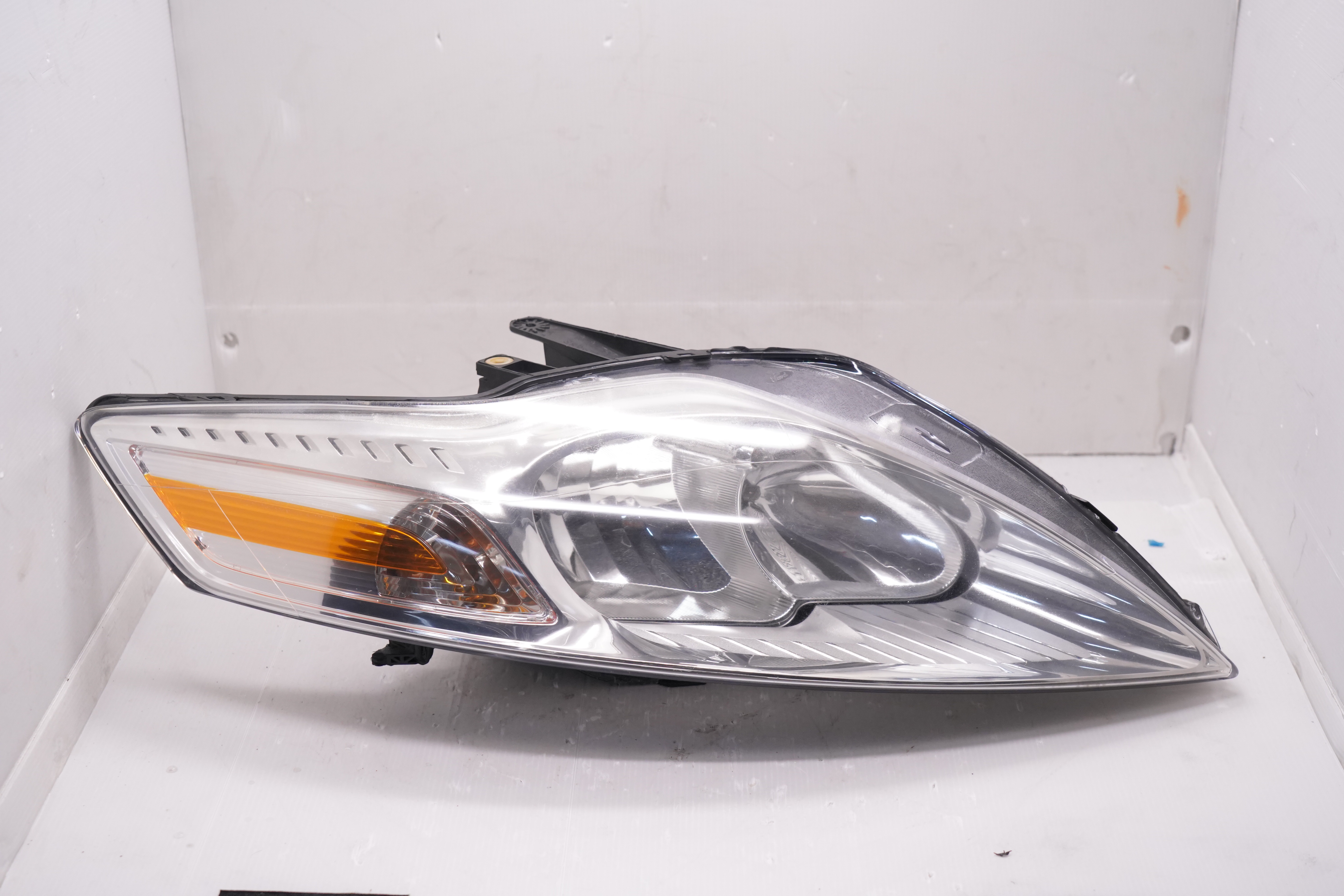 FORD MONDEO A8 2007-2010 R.H.S HEADLIGHT GENUINE