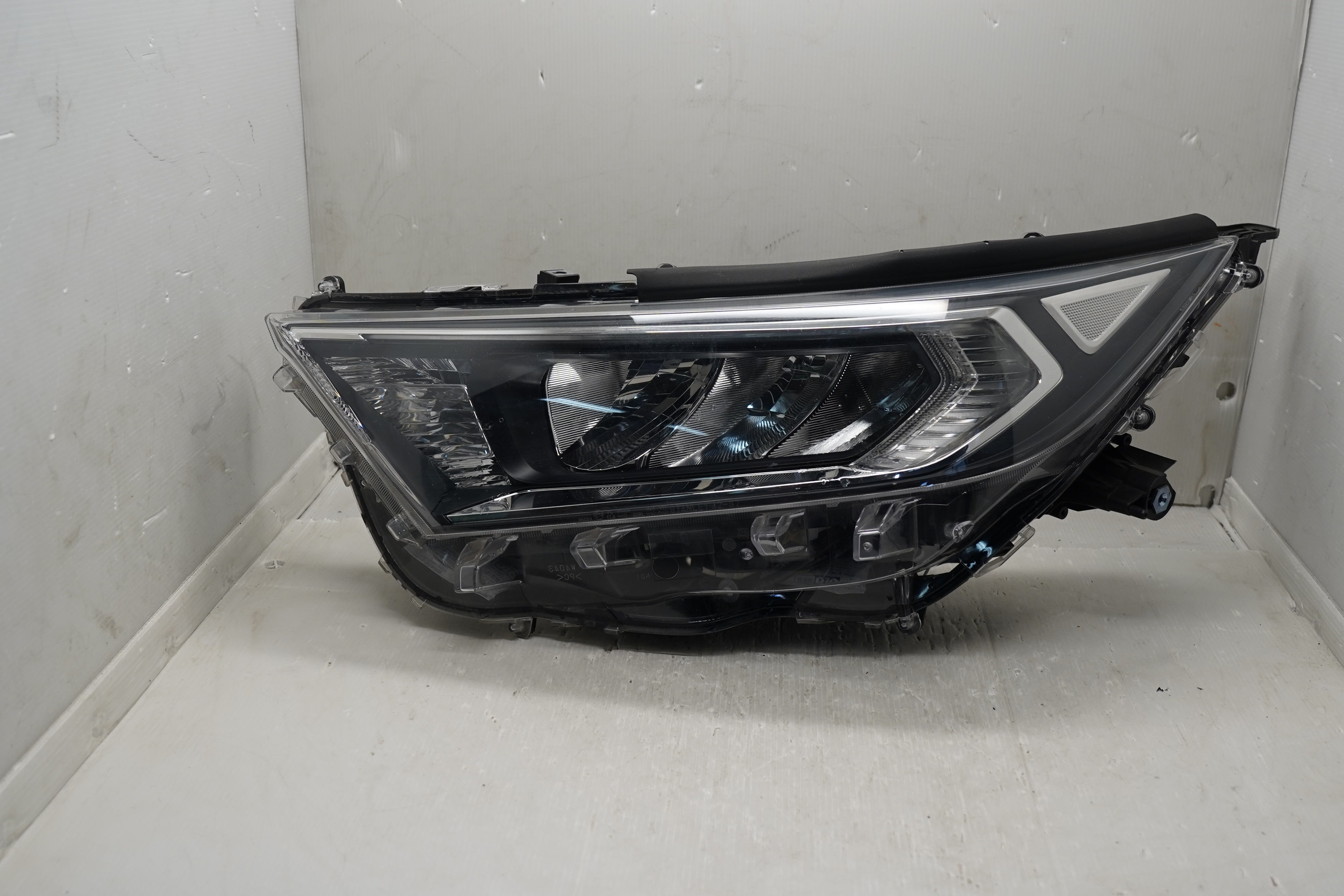 TOYOTA RAV4 V XA50 2019-2021 LED L.H.S HEADLIGHT GENUINE