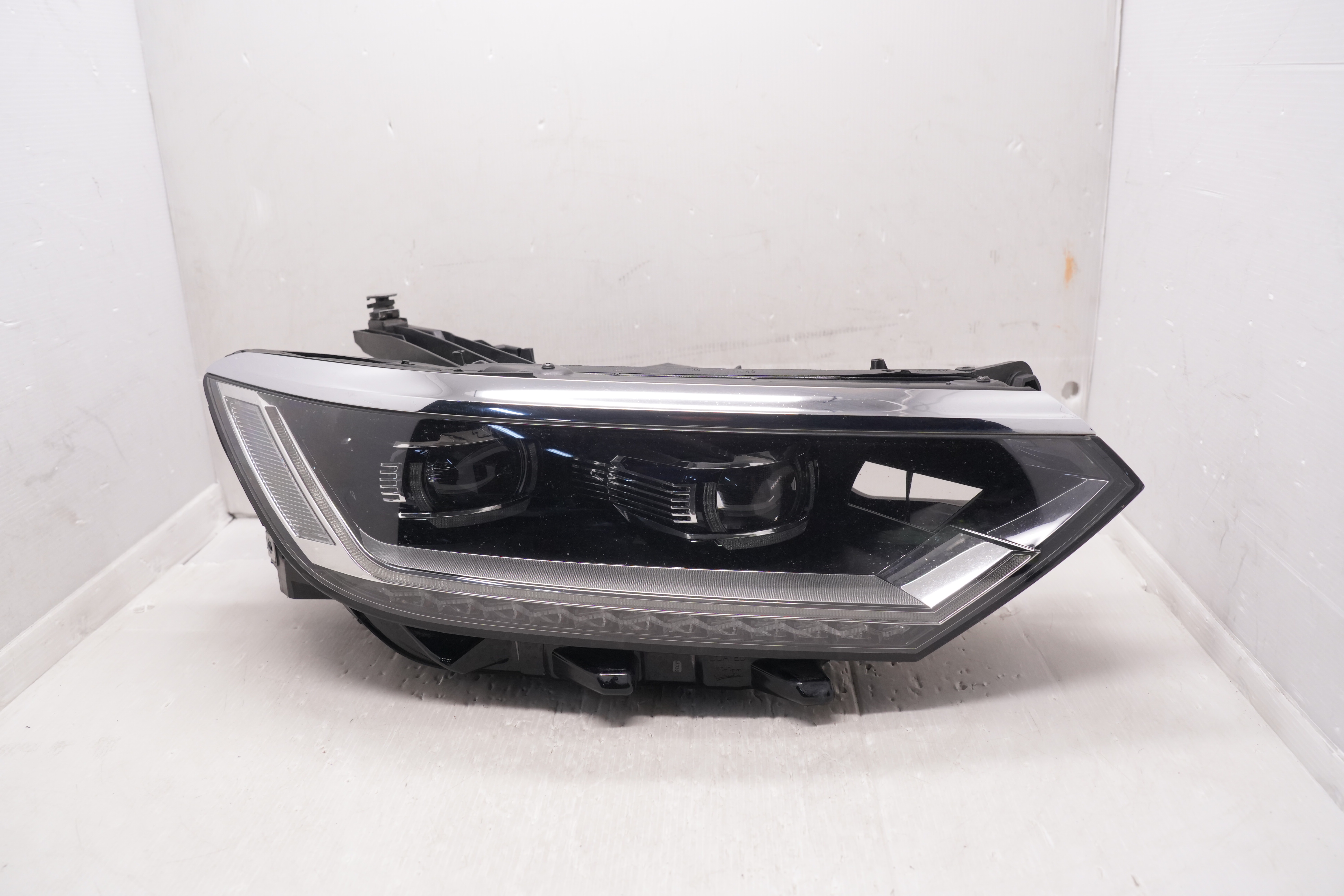 VOLKSWAGEN PASSAT B8 2014-2023 LED R.H.S HEADLIGHT GENUINE