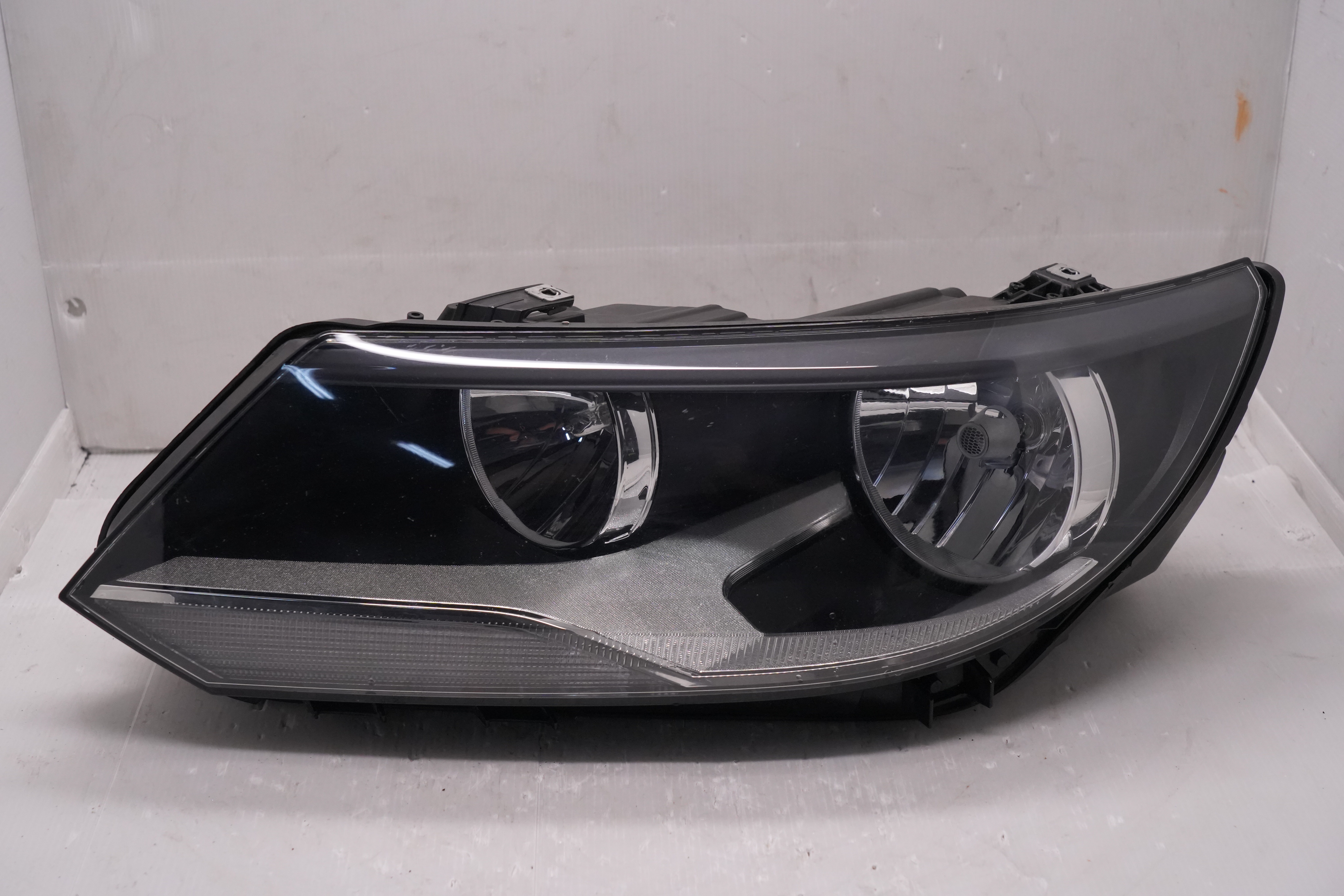 VOLKSWAGEN TIGUAN 2012-2016 HALOGEN L.H.S HEADLIGHT GENUINE