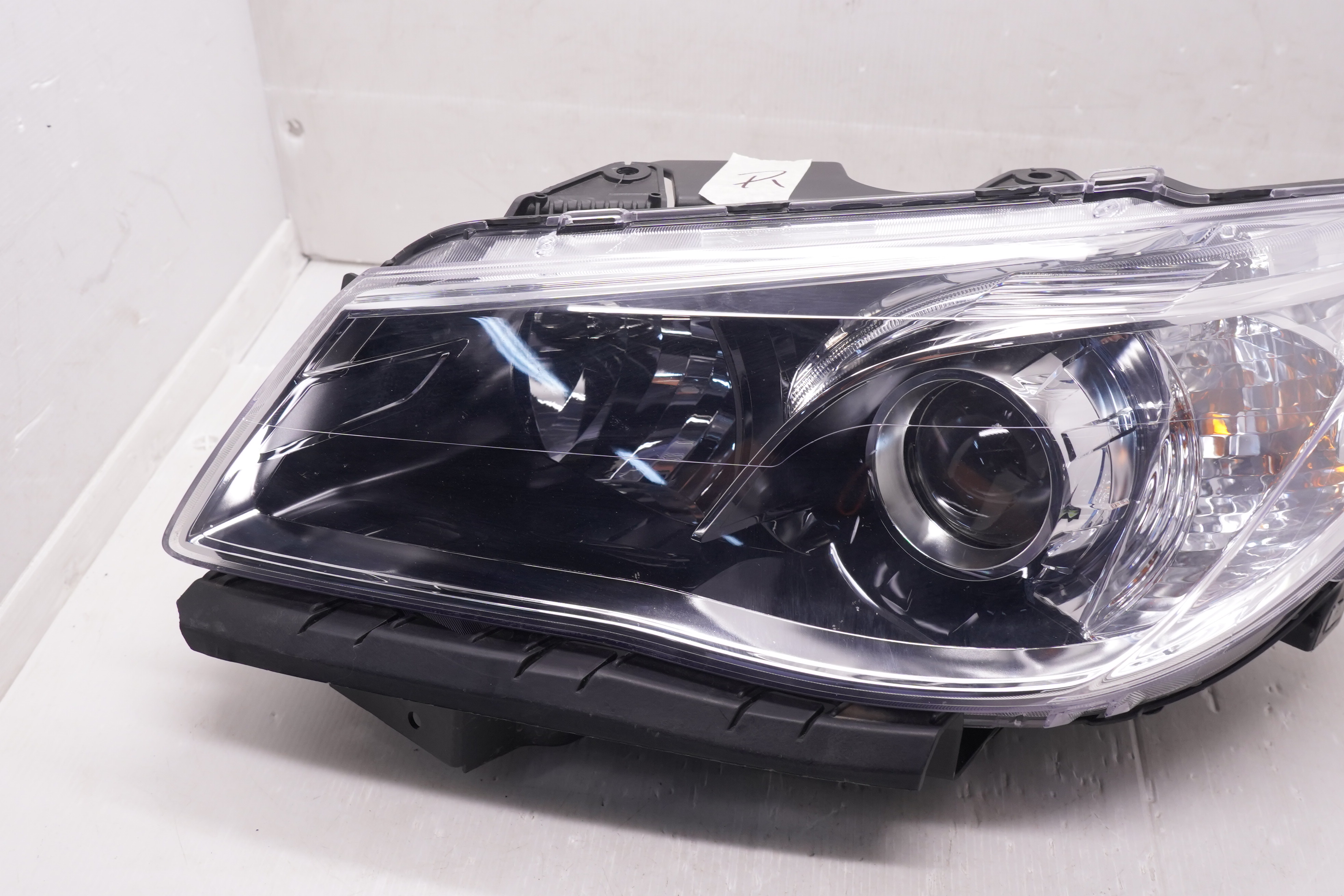 HOLDEN COMMODORE VF SV6 2013-2017 HALOGEN L.H.S HEADLIGHT GENUINE
