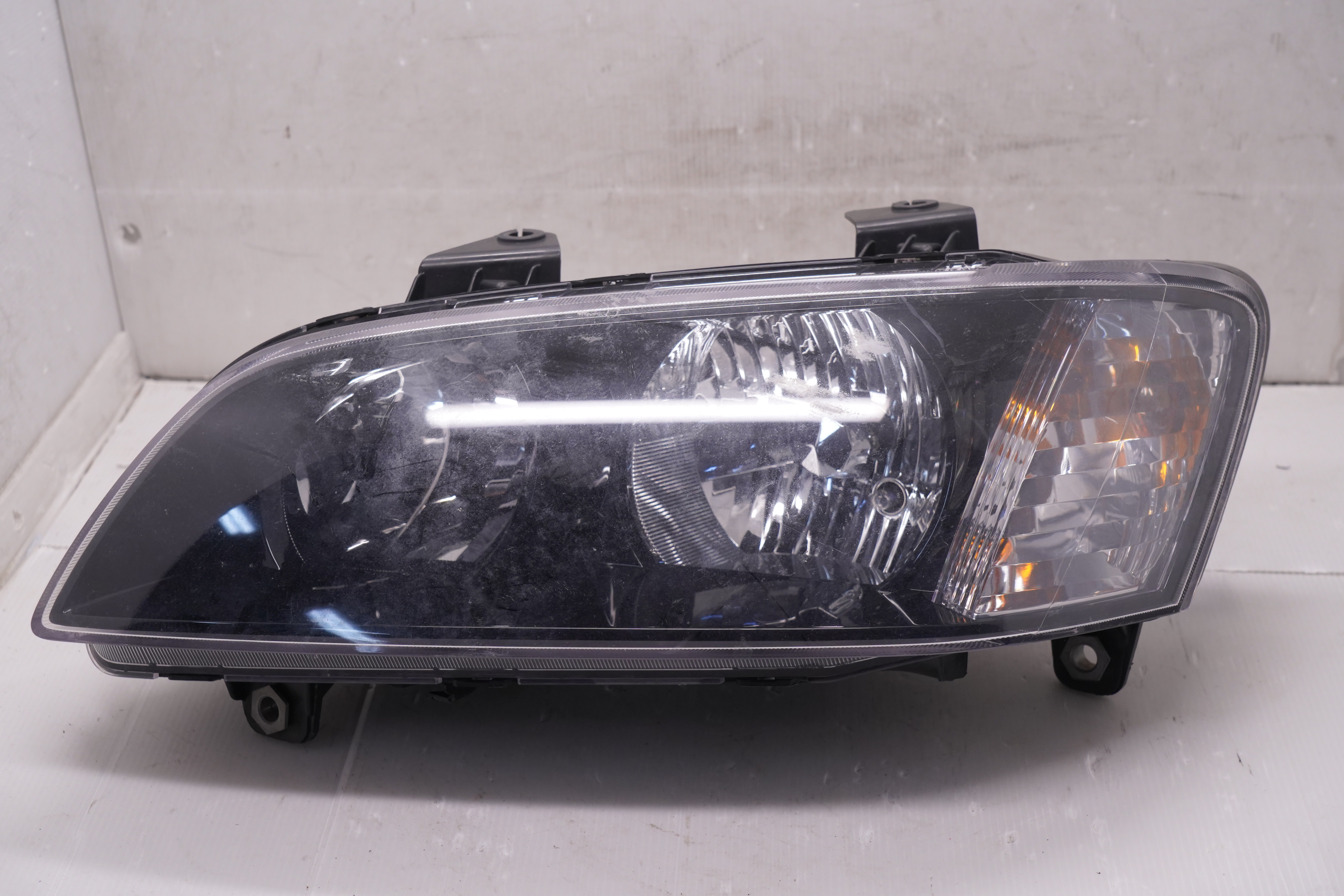 HOLDEN COMMODORE SV6 VE 2007-2010 HALOGEN L.H.S HEADLIGHT GENUINE
