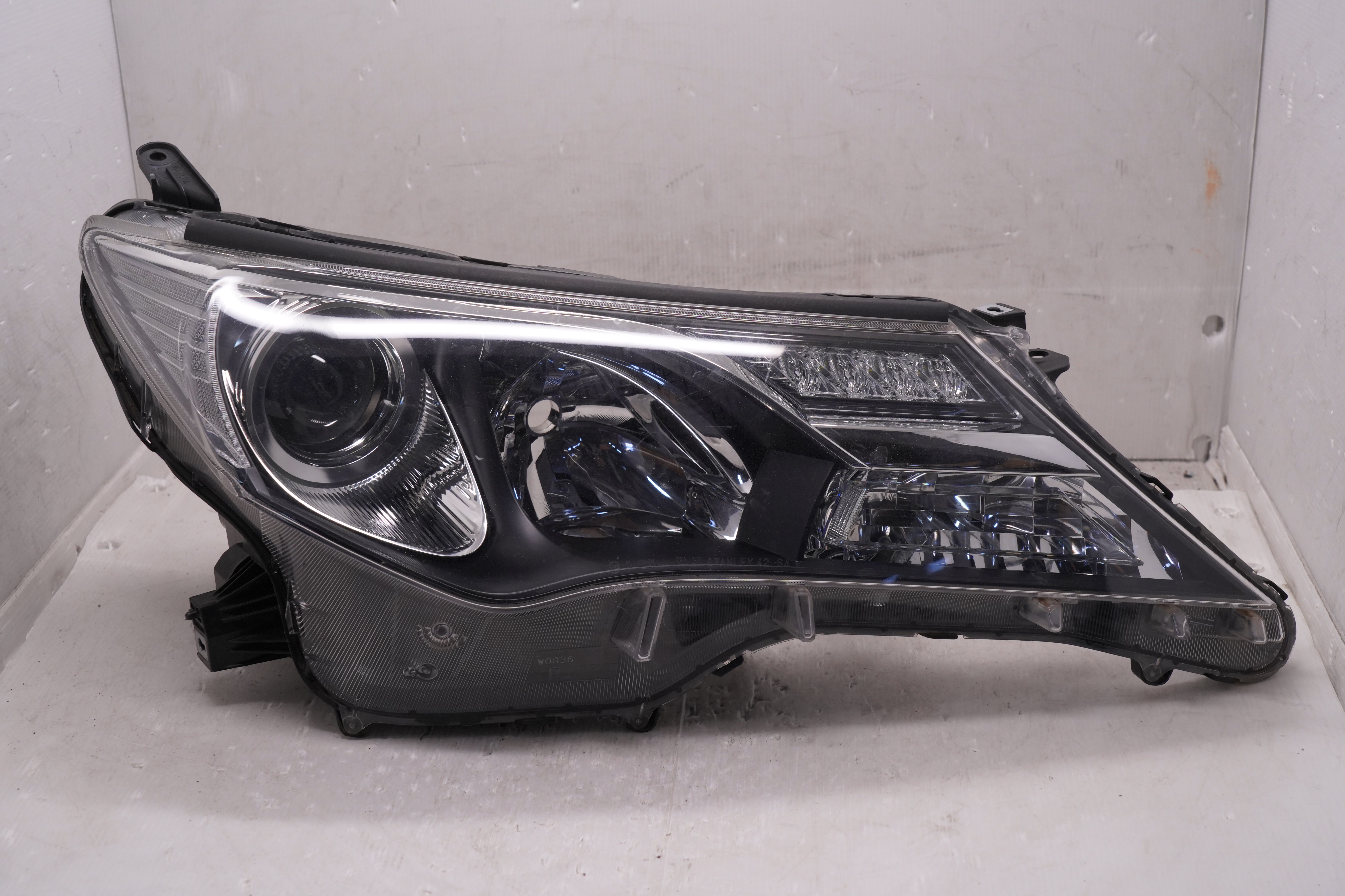 TOYOTA RAV4 IV XA40 2013-2015 HALOGEN R.H.S HEADLIGHT GENUINE
