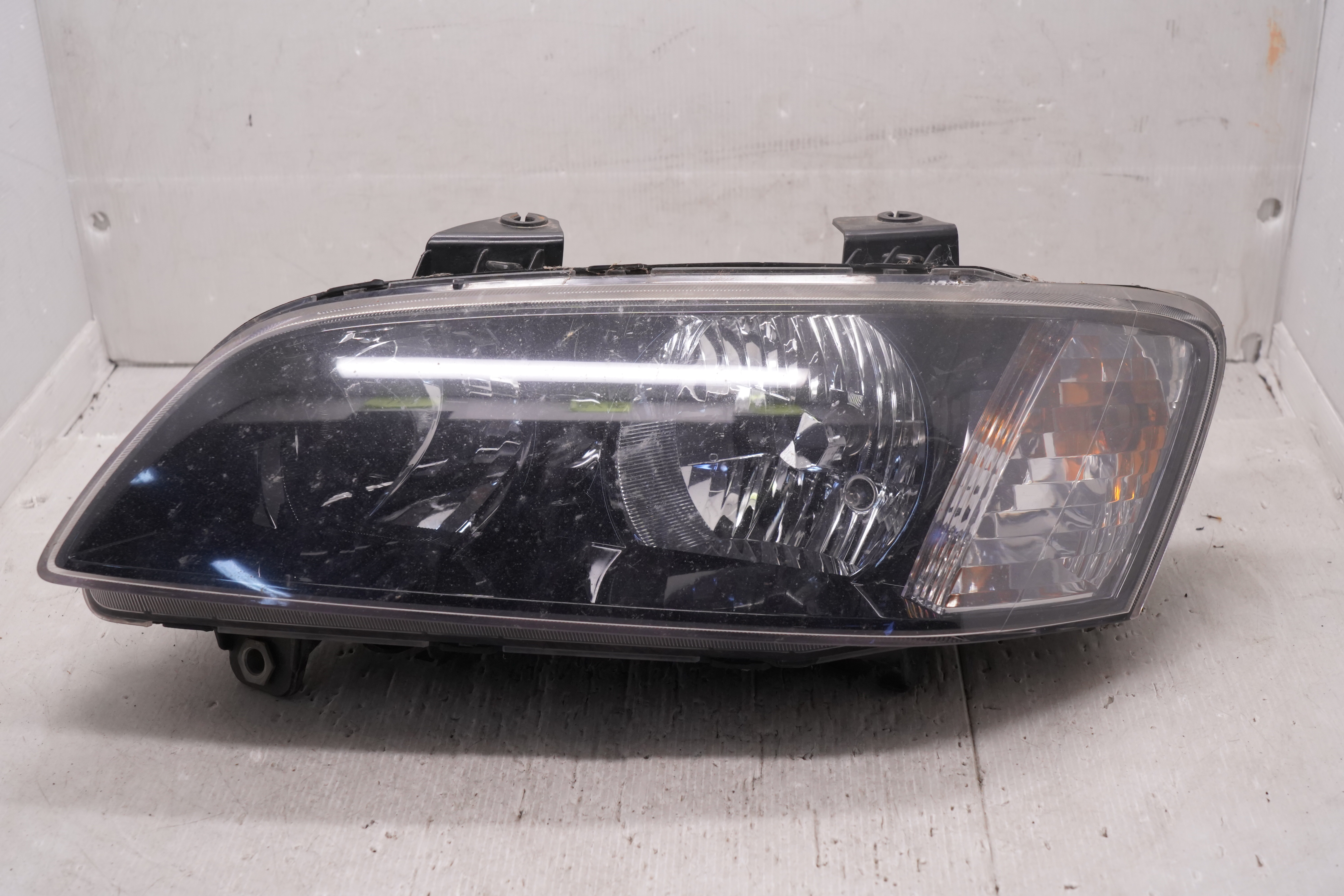 HOLDEN COMMODOER 2008-2011 L.H.S HEADLIGHT GENUINE