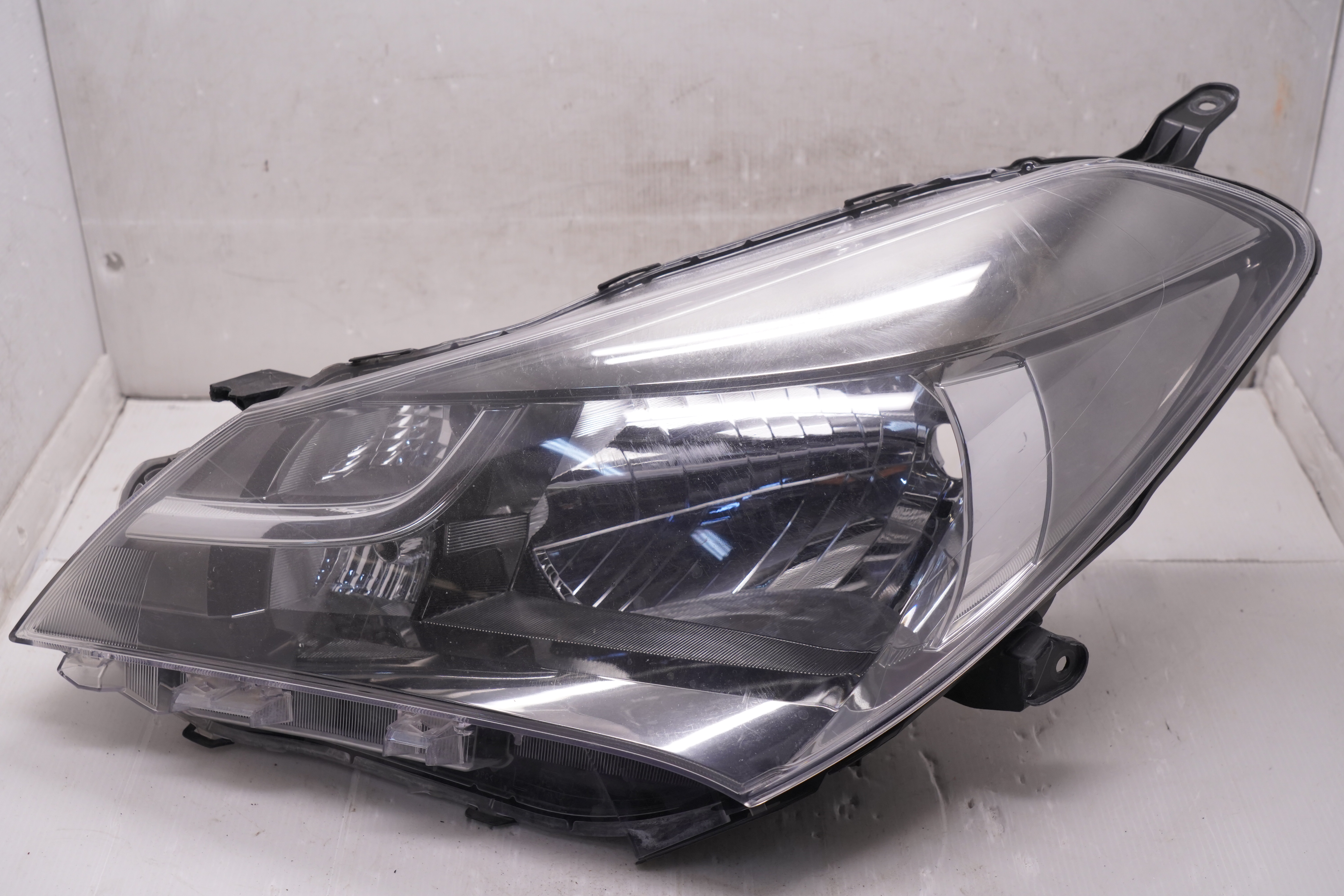 TOYOTA YARIS NCP130R 2014-2016 HALOGEN L.H.S HEADLIGHT GENUINE