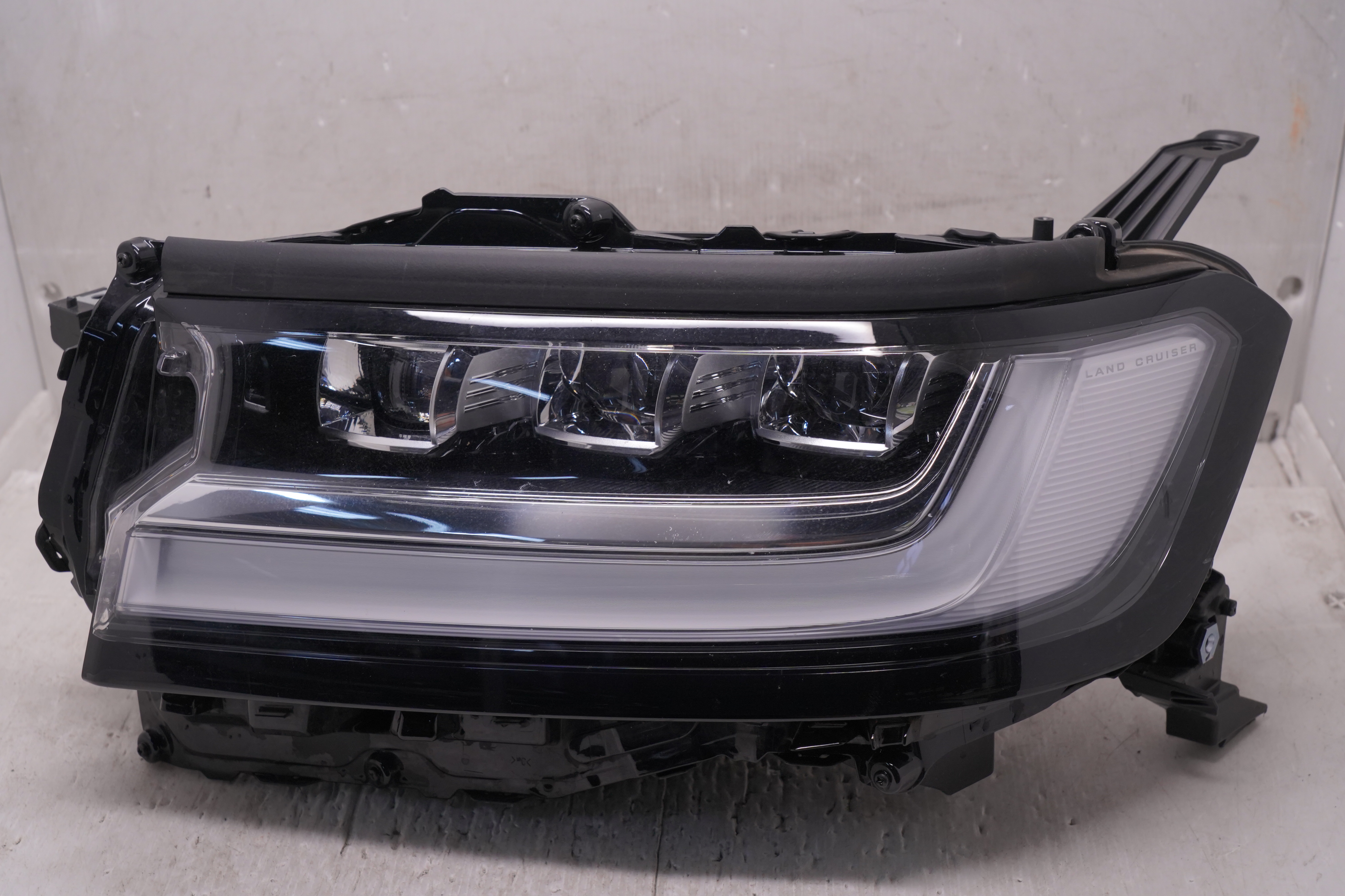 TOYOTA LANDCRUISER 300 SERIES 2021-2023 LED L.H.S HEADLIGHT GENUINE