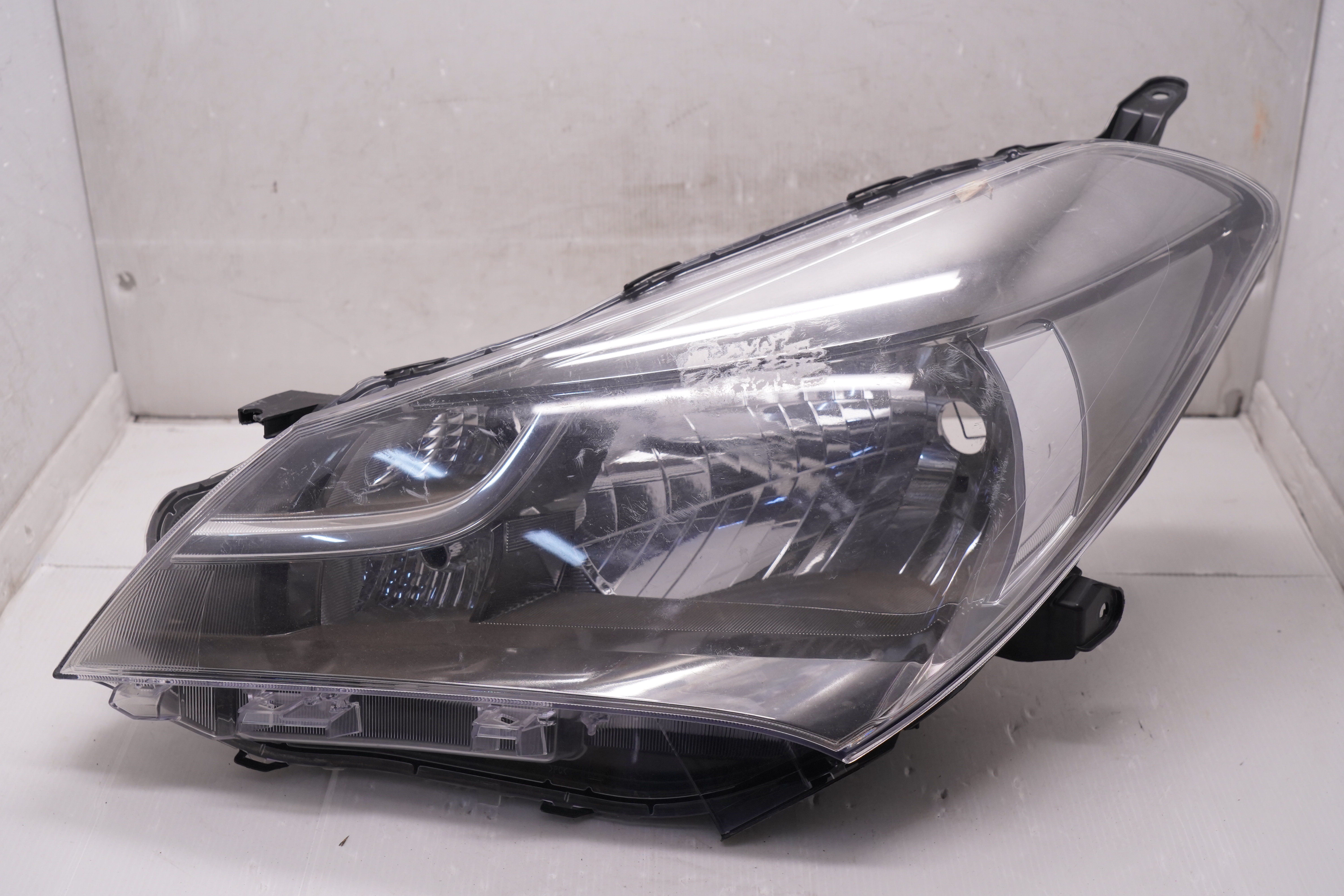 Toyota YARIS NCP130R 2014-2016 HALOGEN L.H.S HEADLIGHT GENUINE
