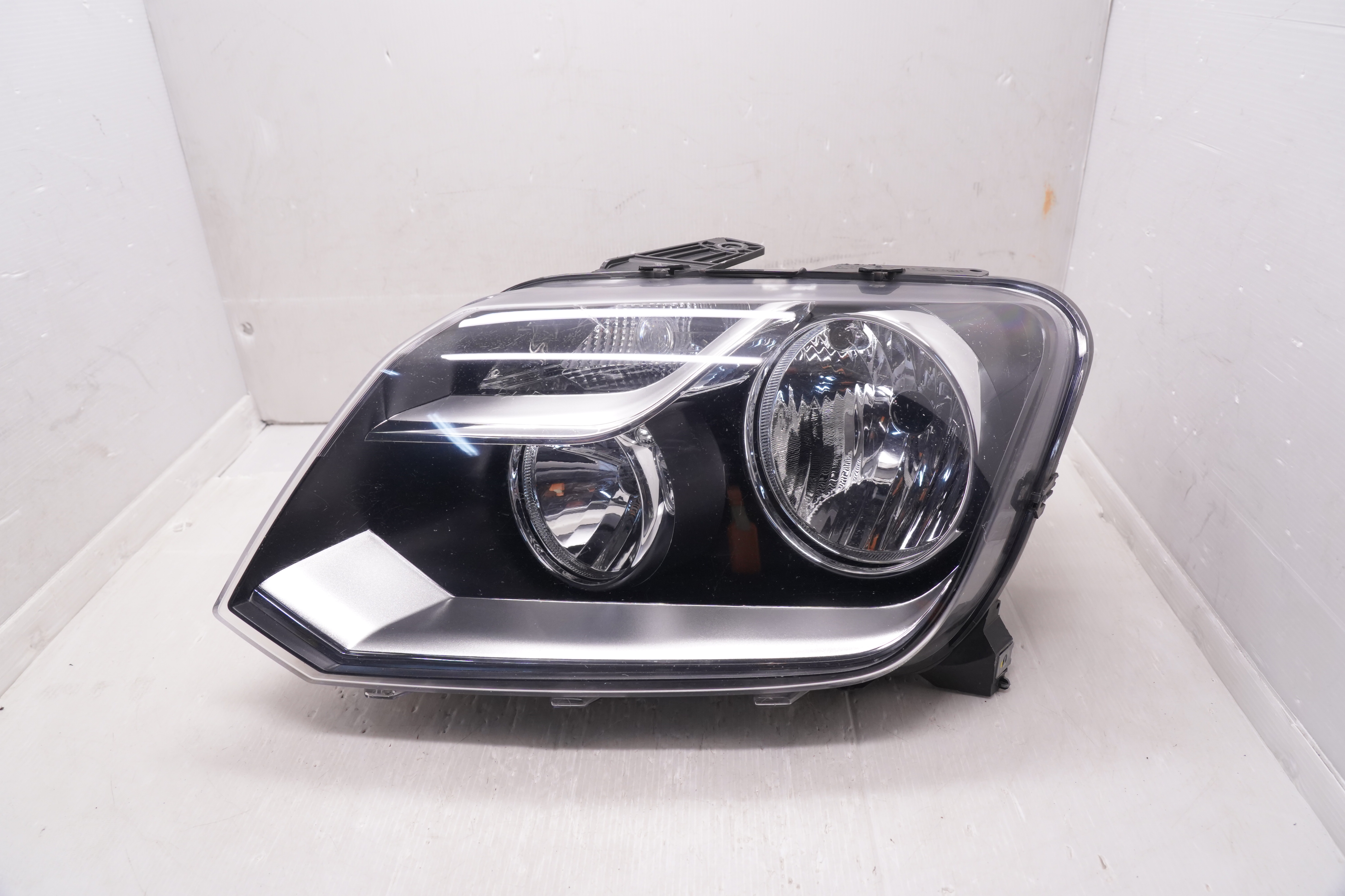 VOLKSWAGEN AMAROK 2011-2021 HALOGEN L.H.S HEADLIGHT GENUINE