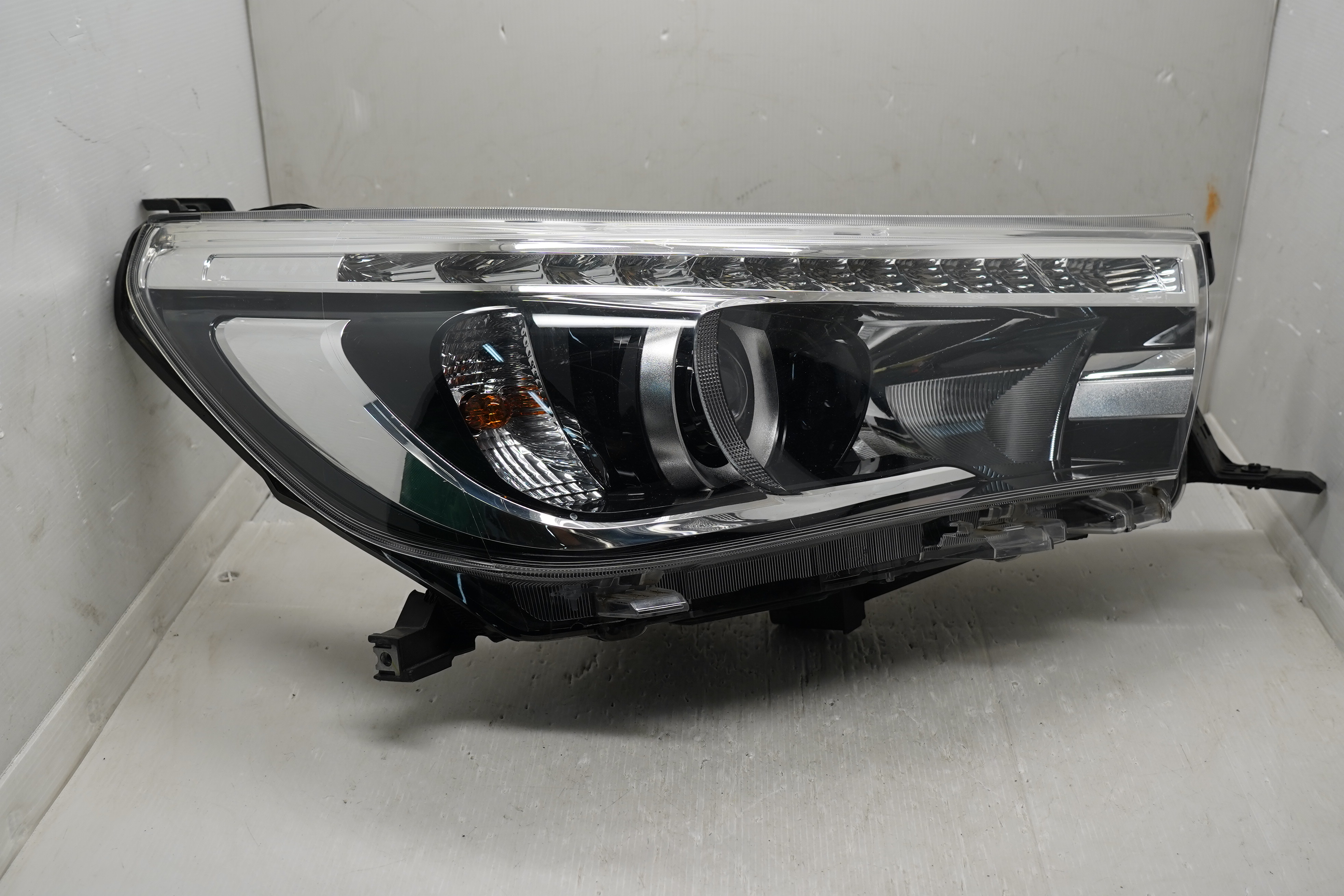 TOYOTA HILUX REVO 2015-2019 LED R.H.S HEADLIGHT GENUINE