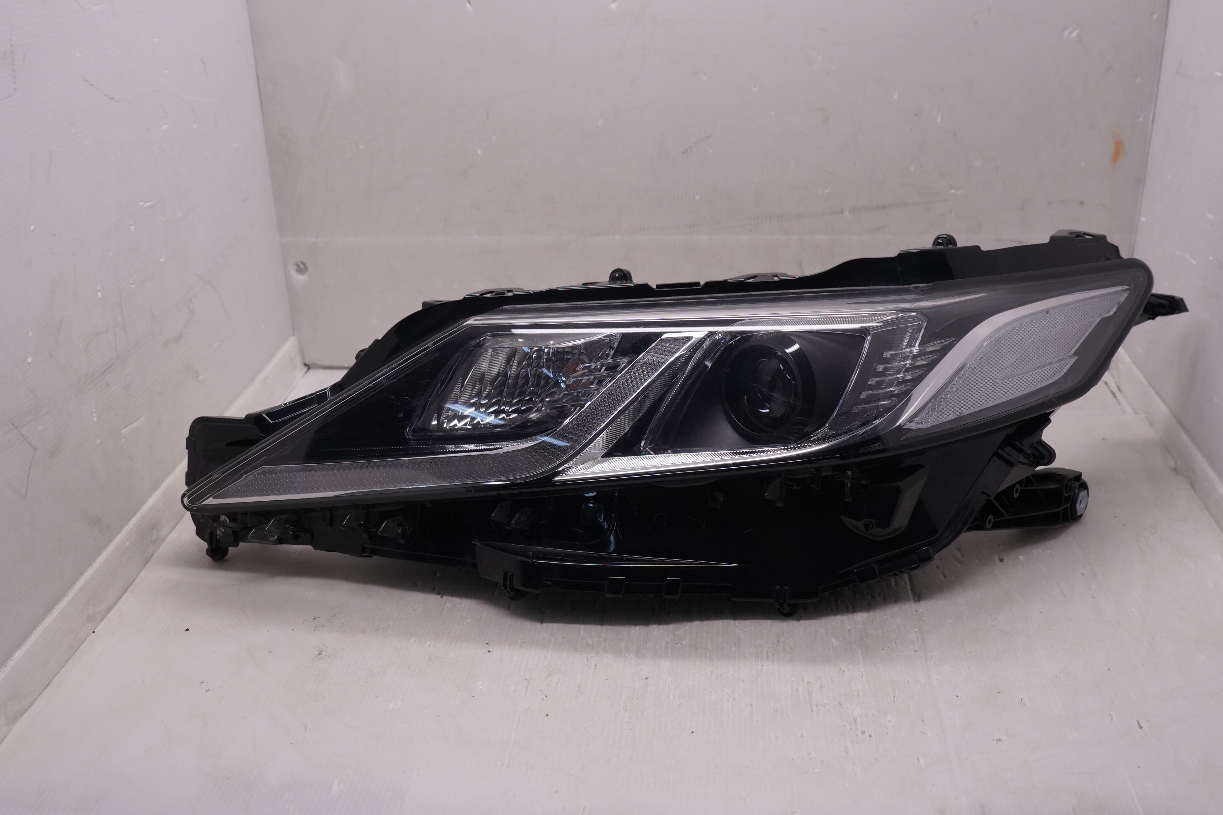 TOYOTA CAMRY ACV70 2018-2022 LED L.H.S HEADLIGHT GENUINE