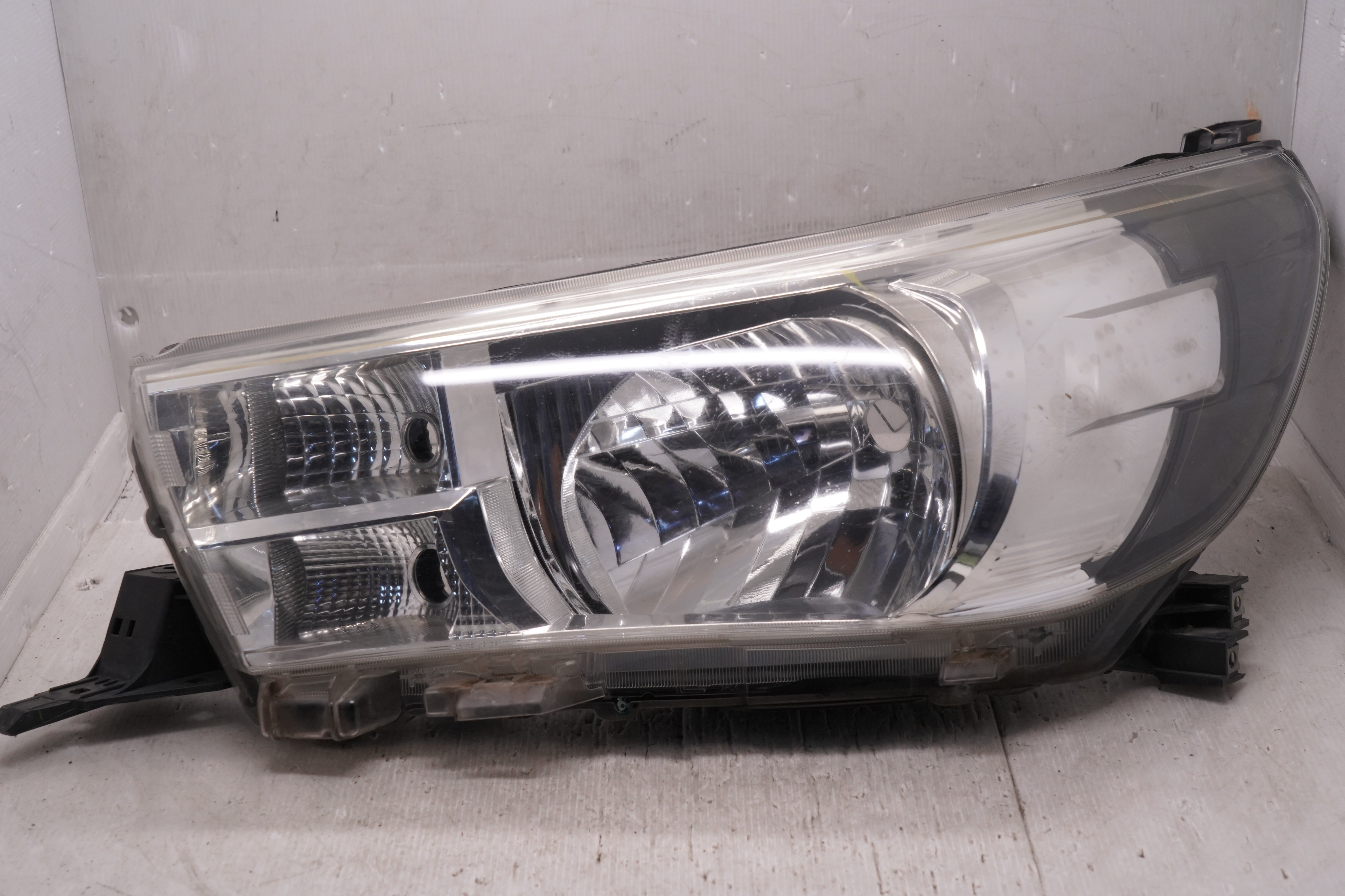 TOYOTA HILUX REVO 2015-2019 HALOGEN L.H.S HEADLIGHT GENUINE