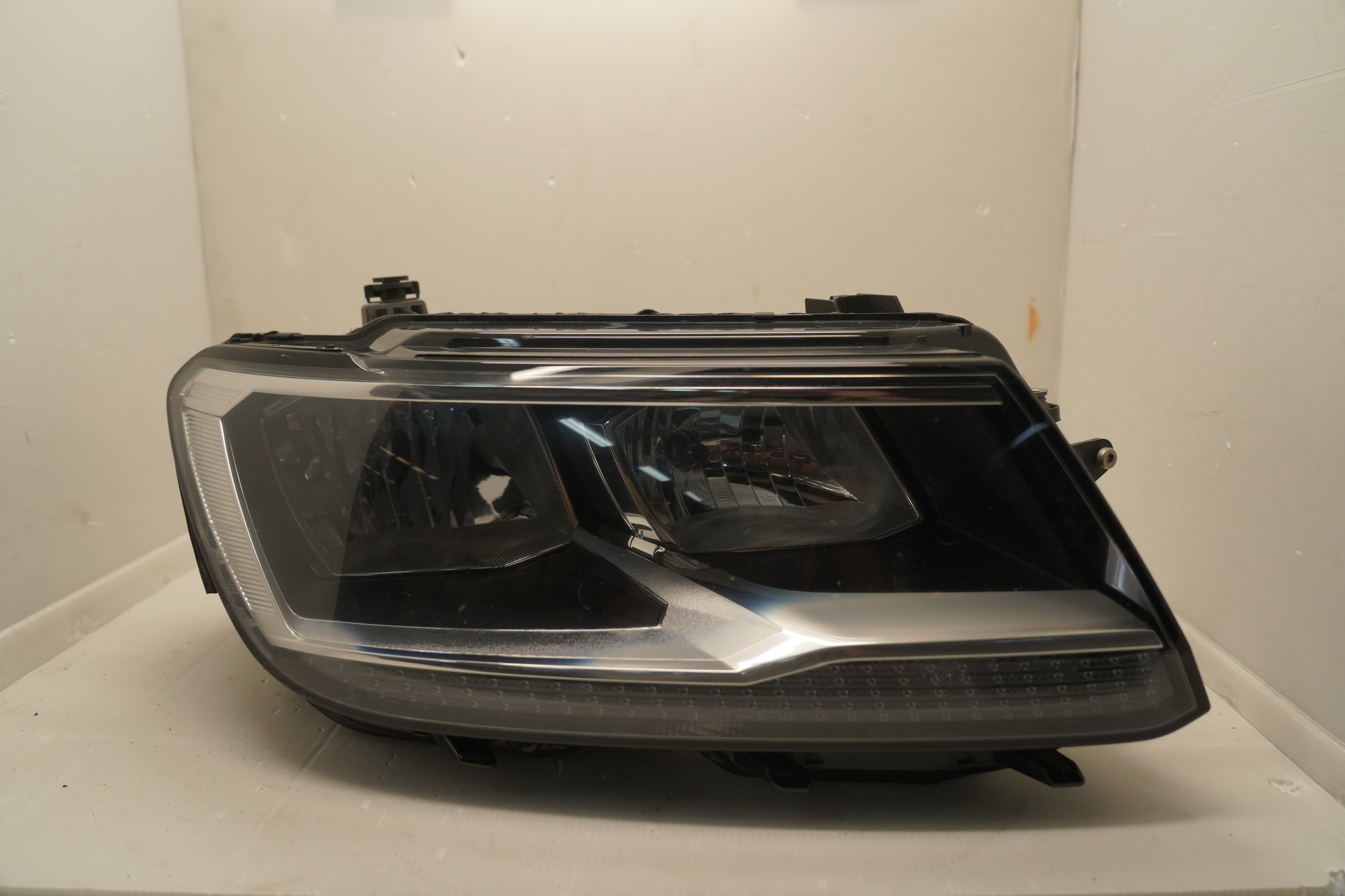 VOLKSWAGEN TIGUAN 2018-2020 HALOGEN R.H.S HEADLIGHT GENUINE
