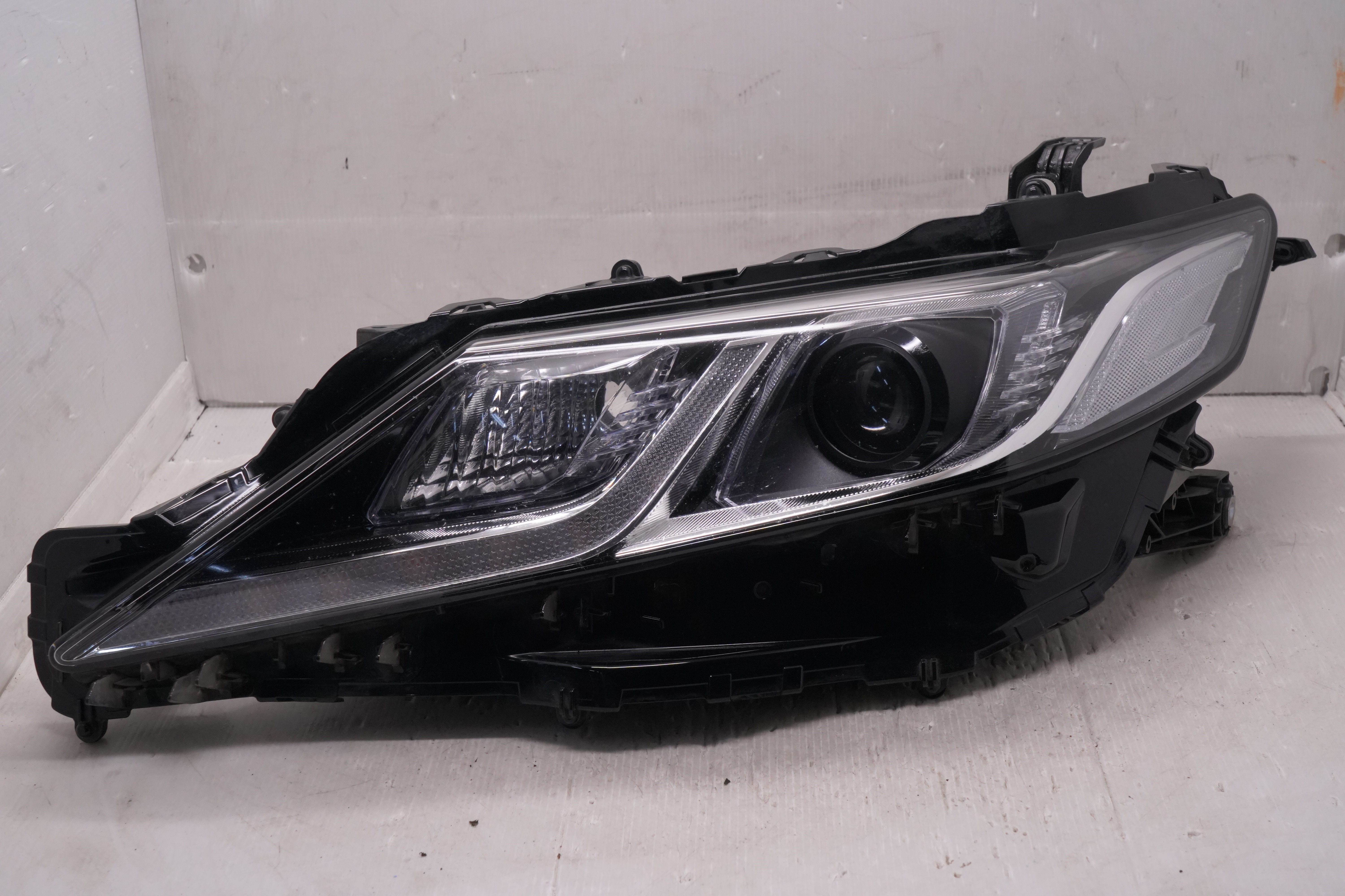 TOYOTA CAMRY ACV70 2018-2022 LED L.H.S HEADLIGHT GENUINE