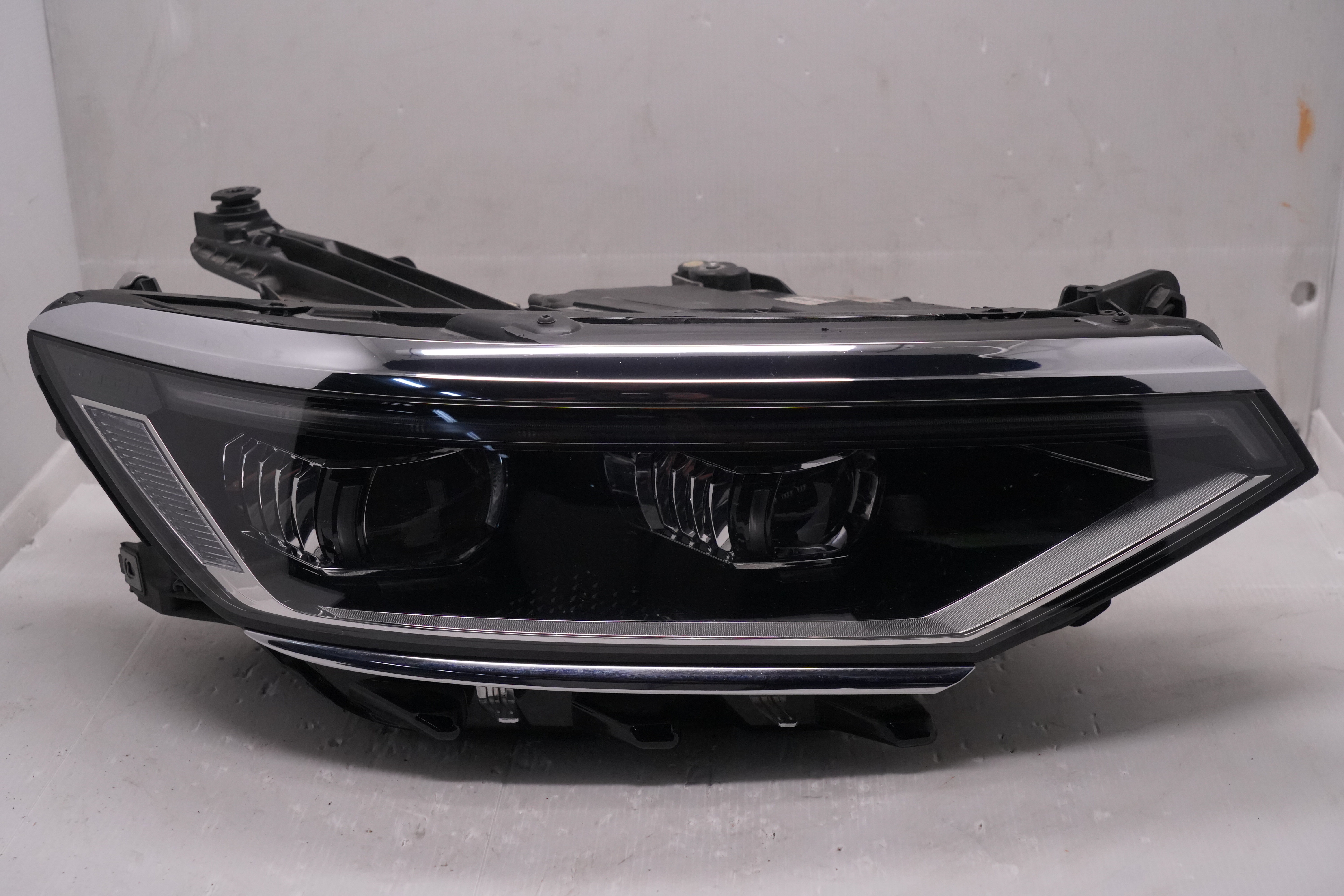 VOLKSWAGEN PASSAT B8 2015-2021 LED R.H.S HEADLIGHT GENUINE