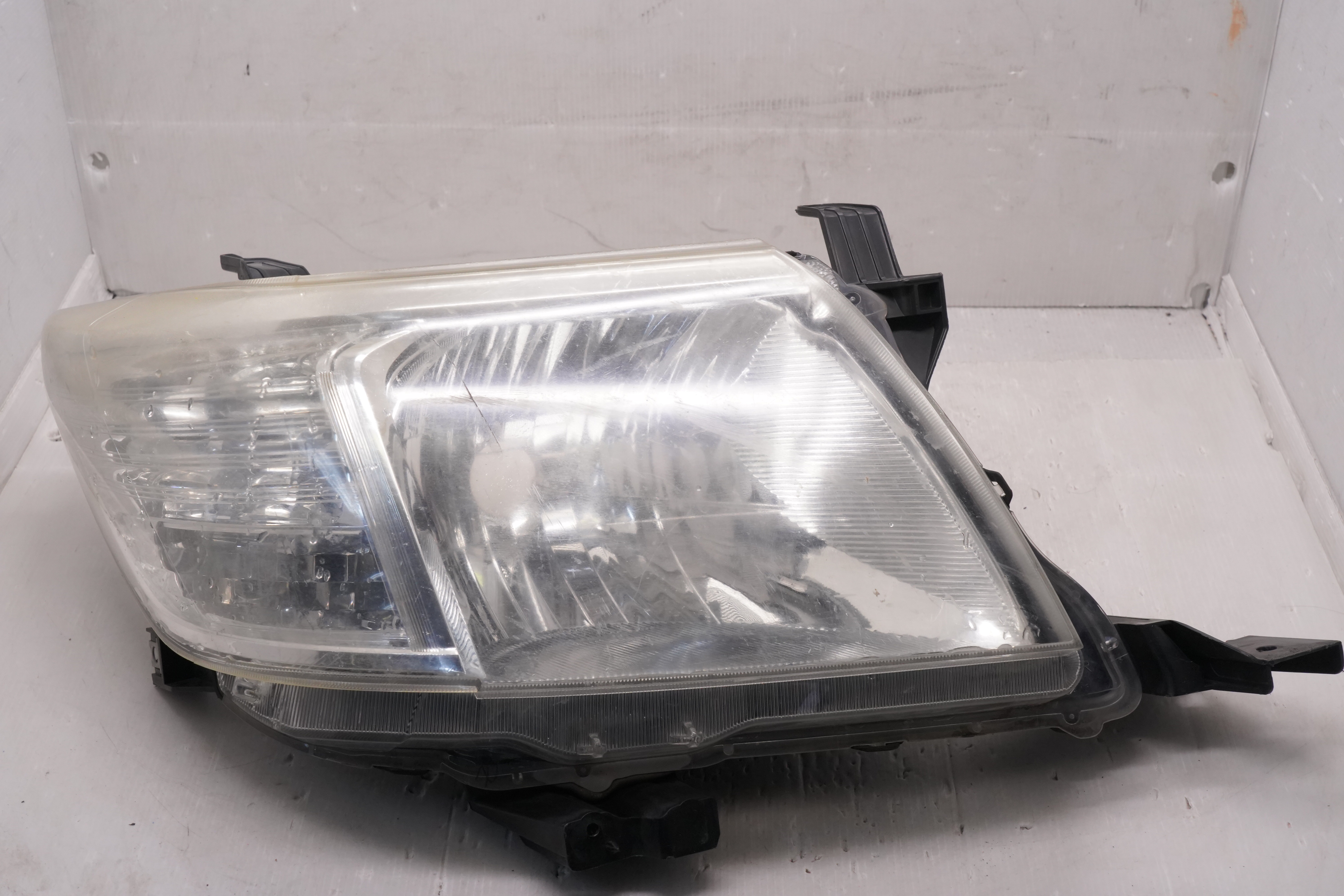 TOYOTA HILUX VIGO 2011-2014 HALOGEN R.H.S HEADLIGHT GENUINE