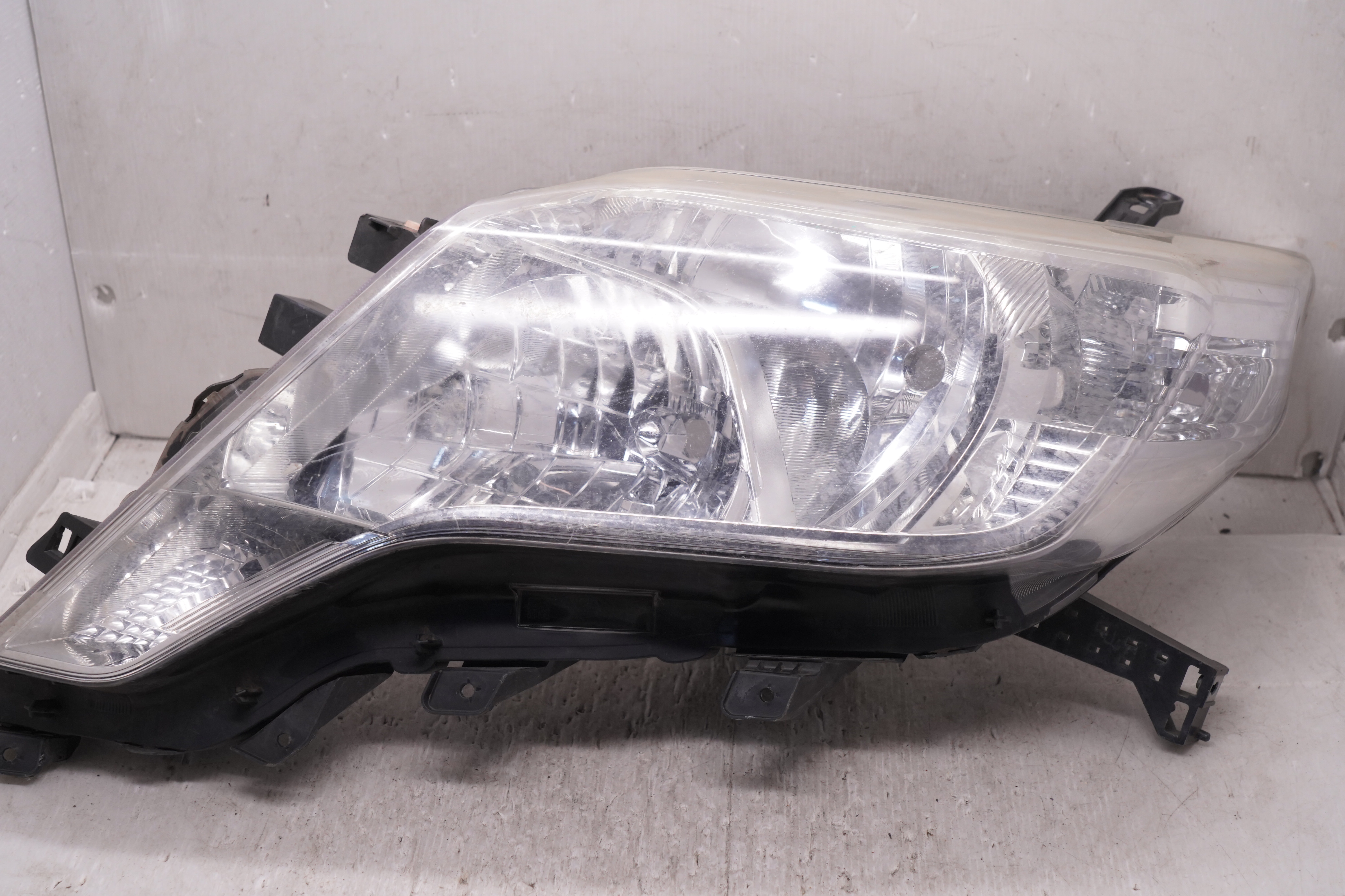 TOYOTA LANDCRUISER PRADO 150 GDJ150W 2014-2017 HALOGEN L.H.S HEADLIGHT GENUINE