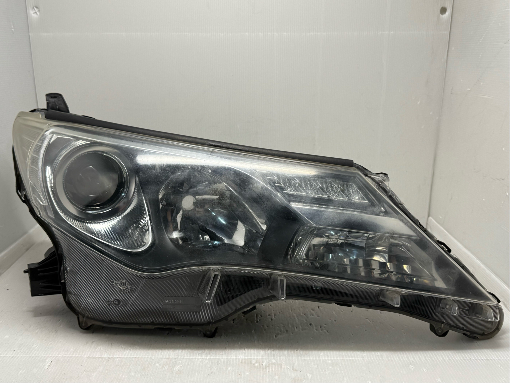 TOYOTA RAV4 IV XA40 2013-2015 XENON R.H.S HEADLIGHT GENUINE
