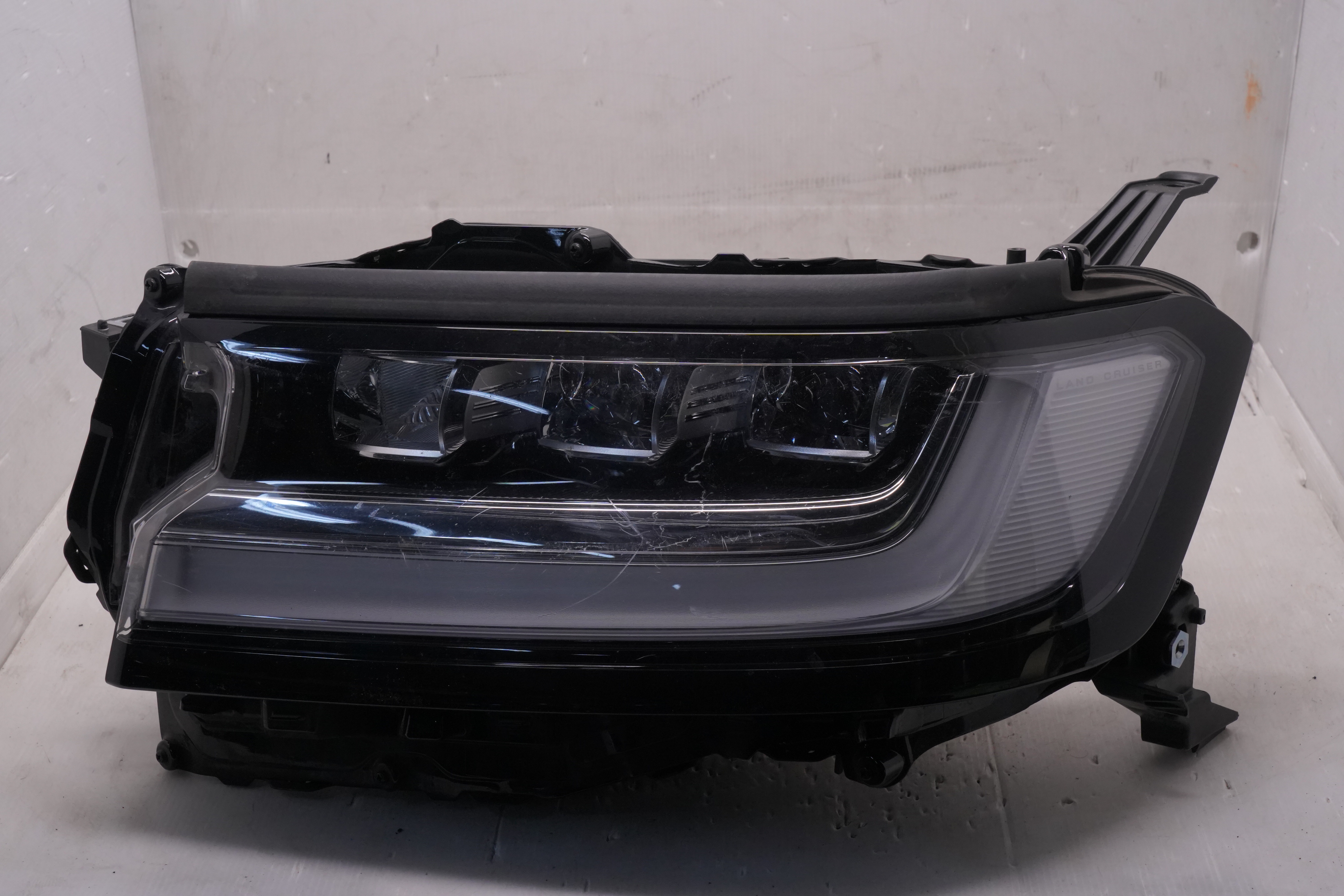 TOYOTA LANDCRUISER 300 SERIES 2021-2023 LED L.H.S HEADLIGHT GENUINE