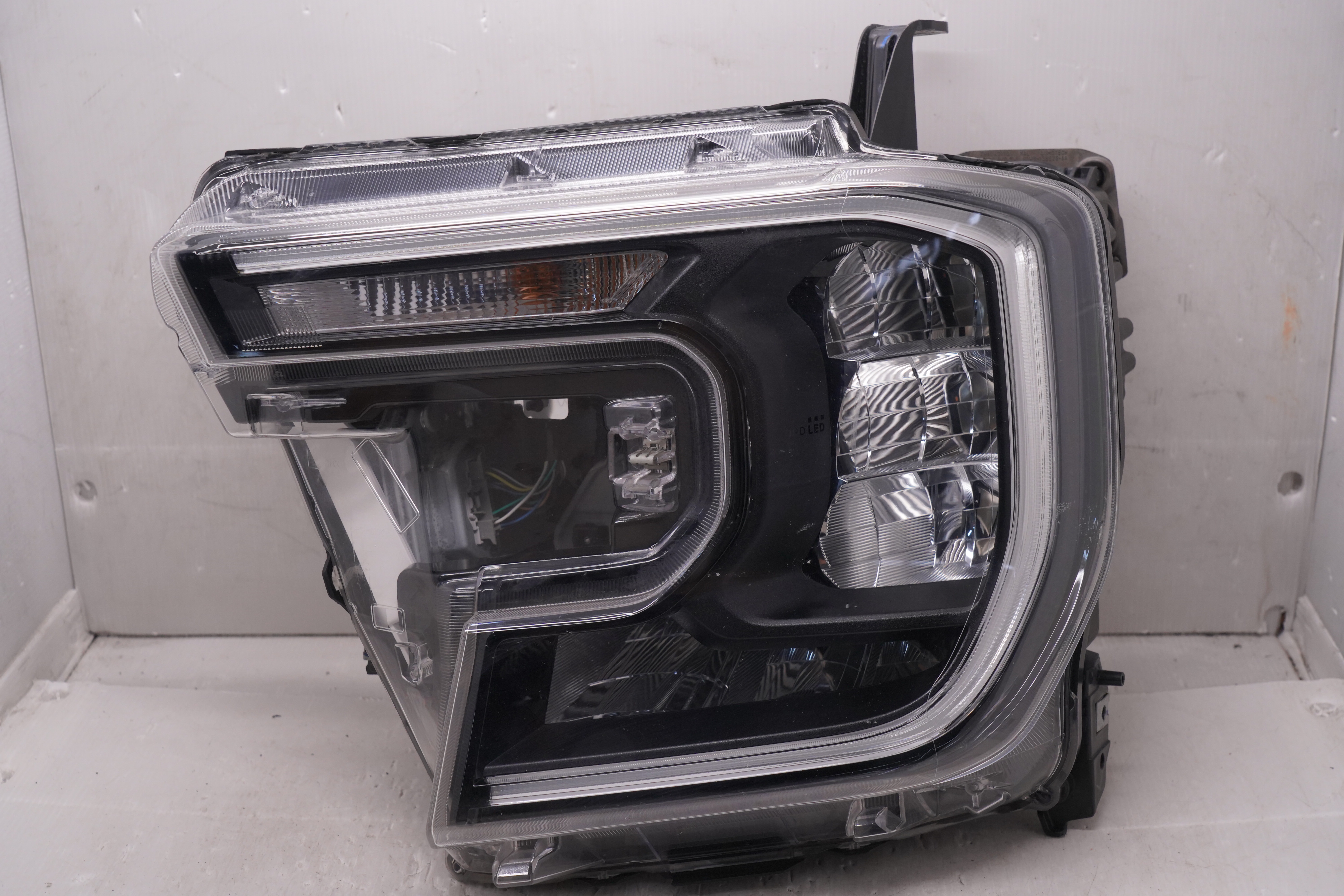FORD EVEREST RANGER 2022-2024 LED L.H.S HEADLIGHT GENUNE