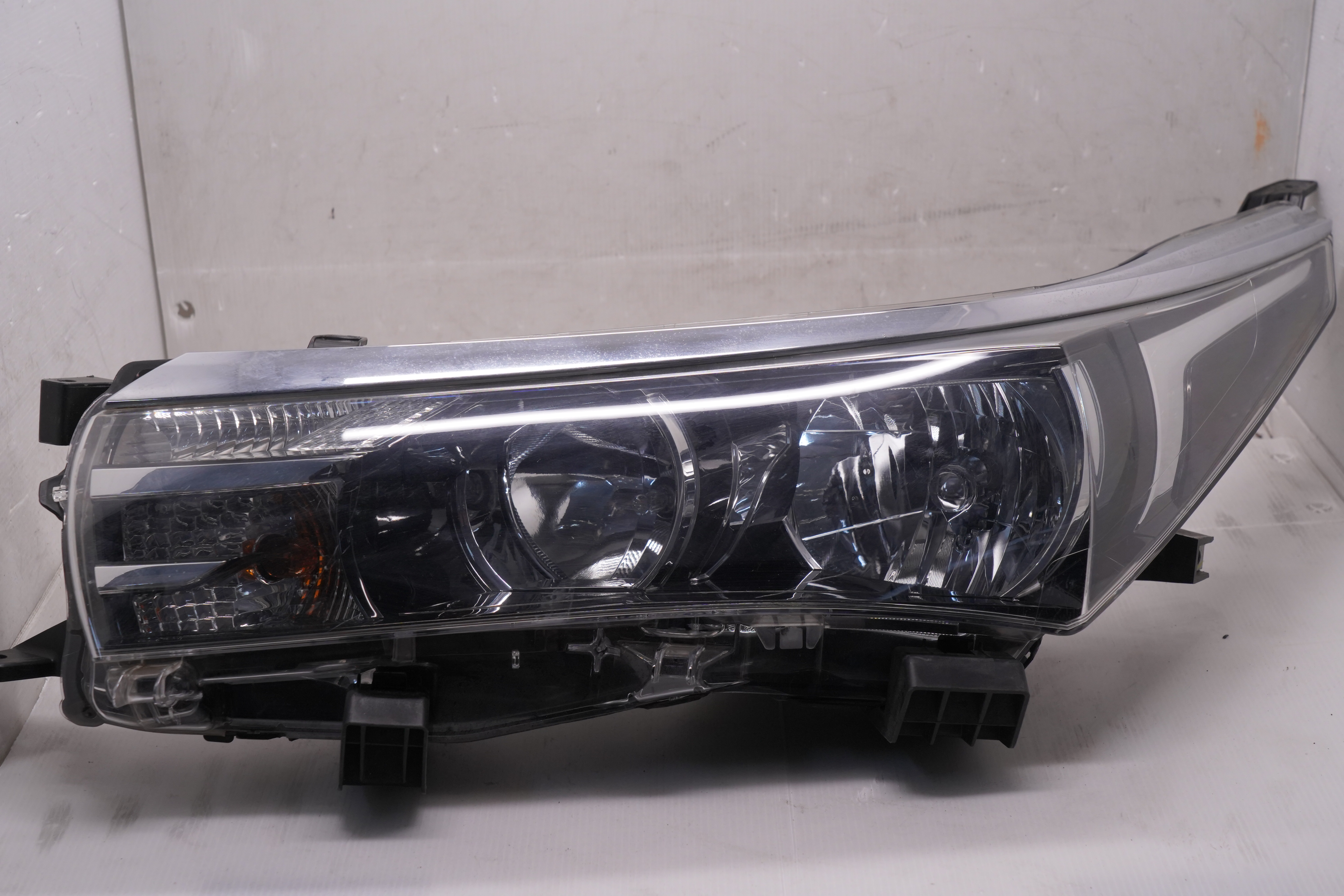 TOYOTA COROLLA 2014-2016 HALOGEN L.H.S HEADLIGHT GENUINE