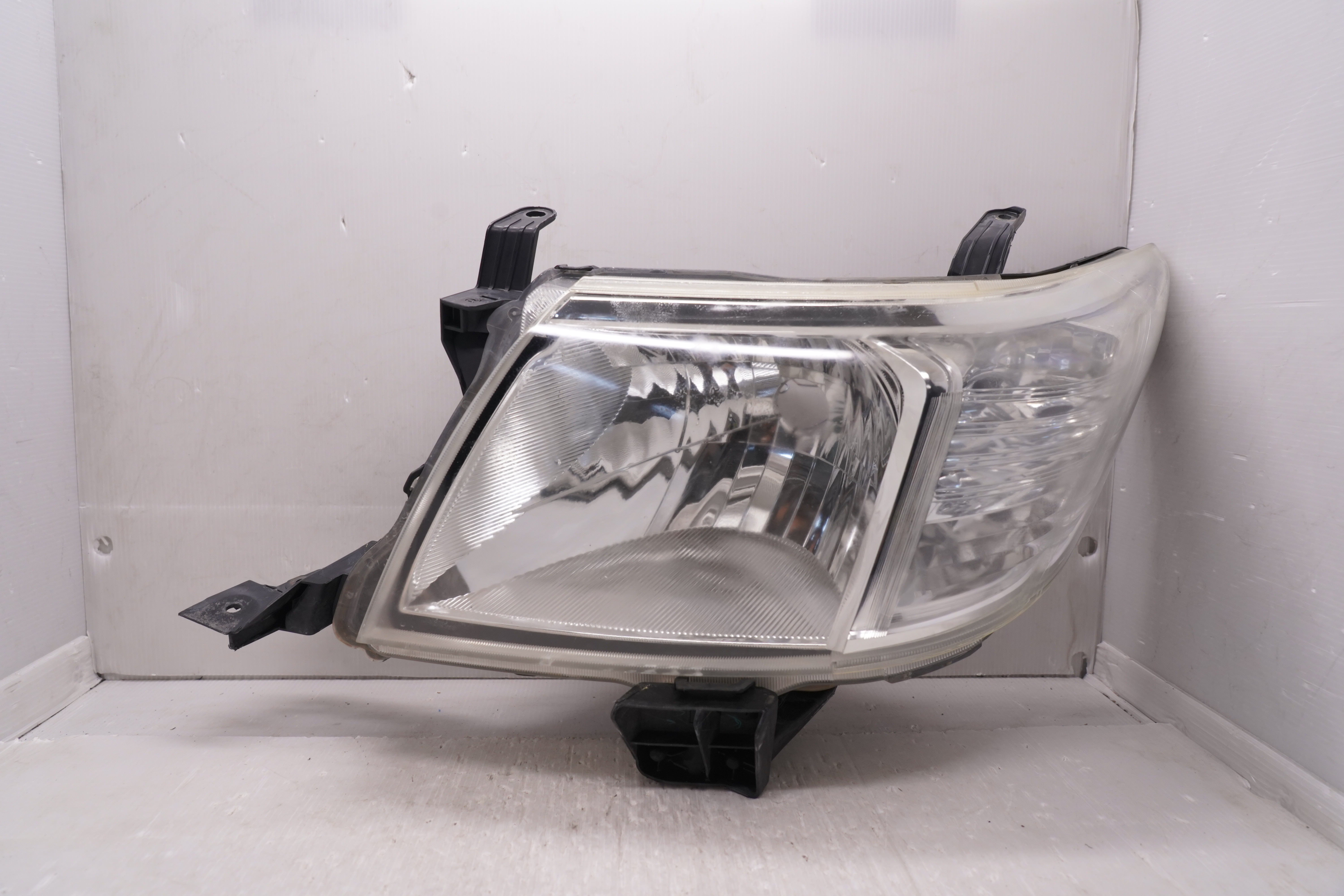 TOYOTA HILUX VIGO 2011-2014 HALOGEN R.H.S HEADLIGHT GENUINE