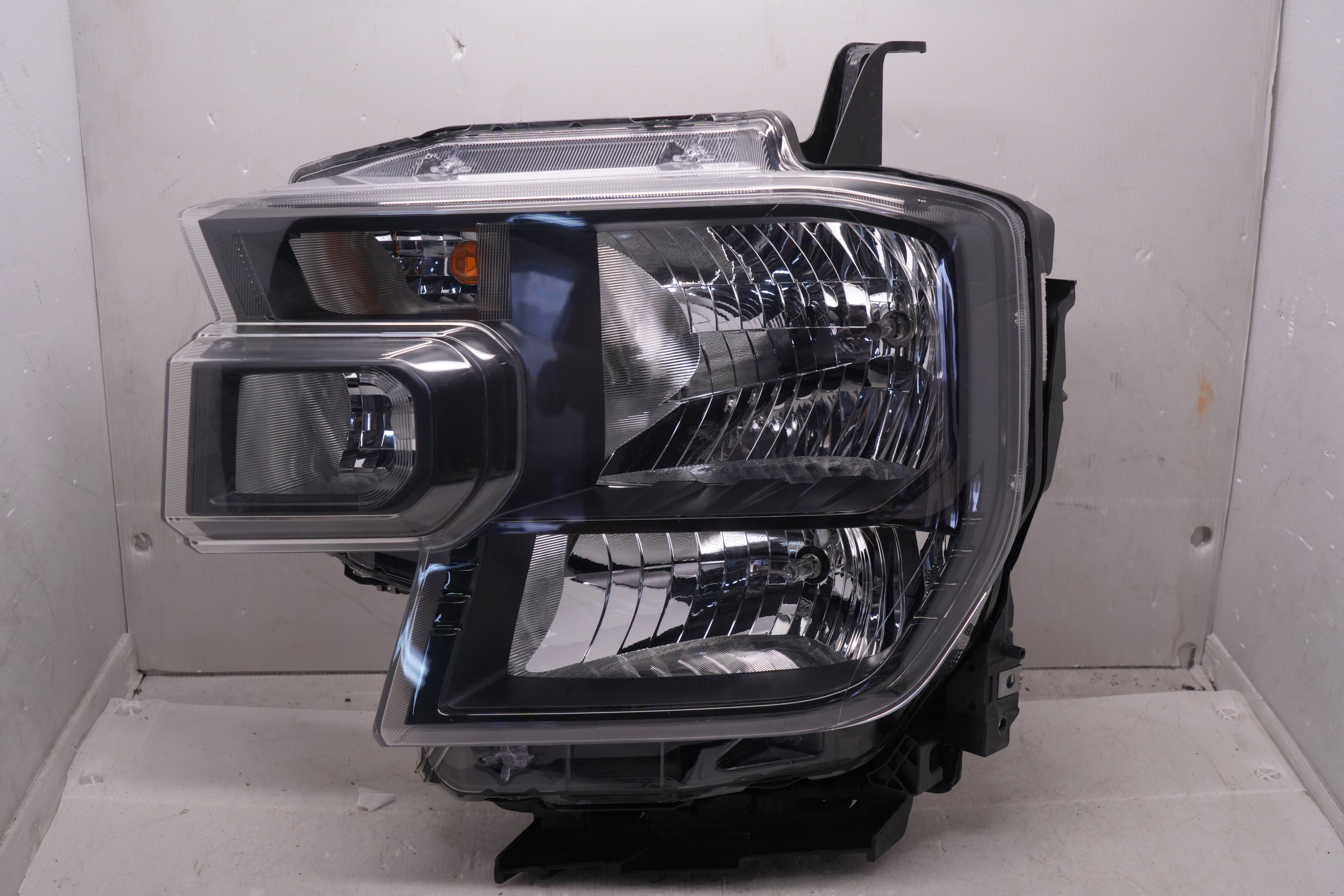 FORD EVEREST RANGER 2022-2024 HALOGEN L.H.S HEADLIGHT GENUINE